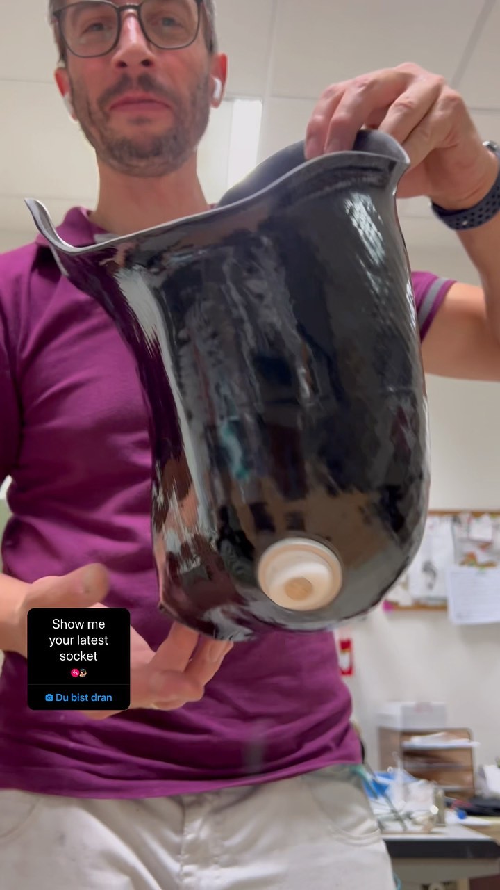 🇦🇹Frisch aus der Werkstatt: leichter und glänzender Oberschenkelschaft. Gefällt er dir auch so gut wie mir😍?
🇬🇧just finished: lightweight and glossy above knee socket. Do you like as much as I do 😍?
PVA-Folie auf links.
Polypox-Harz, BPA-freier(!) Flüssighärter und Carbon von @orthoconnectde macht so einen tollen Look. Ich bin echt zufrieden mit dieser Optik. Ich hoffe dem Kunden gefällt es auch ☺️
#prothesis #rehabilitation #ottobock #prostheticleg #amputiert #physiotherapie #ossur #amputee #handwerk #hilfsmittel #orthopädietechnik #prothese #oberschenkelprothese #carbon #prosthetics #prosthetic #amputeestrong #prosthesis #amputeelife
#ot #unstoppable #feet #prosthetics #amplife #limbloss