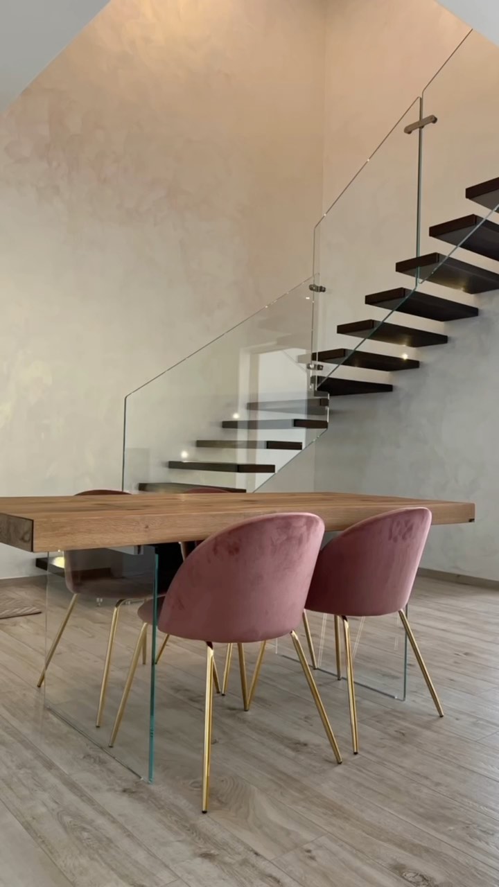 Attraverso questo Reel, vi immergerete nel mondo dei nostri ultimi lavori, dove il legno, il vetro, l’acciaio e altri materiali si fondono per creare opere straordinarie. Ogni dettaglio è frutto di passione e impegno. Link in bio. #cierrescale #cierre #taranto #puglia #madeinitaly #scale #scalamoderna #ristrutturazioni #interiordesign #ristrutturare #ristrutturazionecasa #stairs #rovere #wood #MaterialiDiQualità
#DesignArtigianale #Artigianato #LavoriSuMisura #InnovazioneDesign #StileElegante #MestieriArtigiani #sumisura #tailormade #architettipuglia #architect