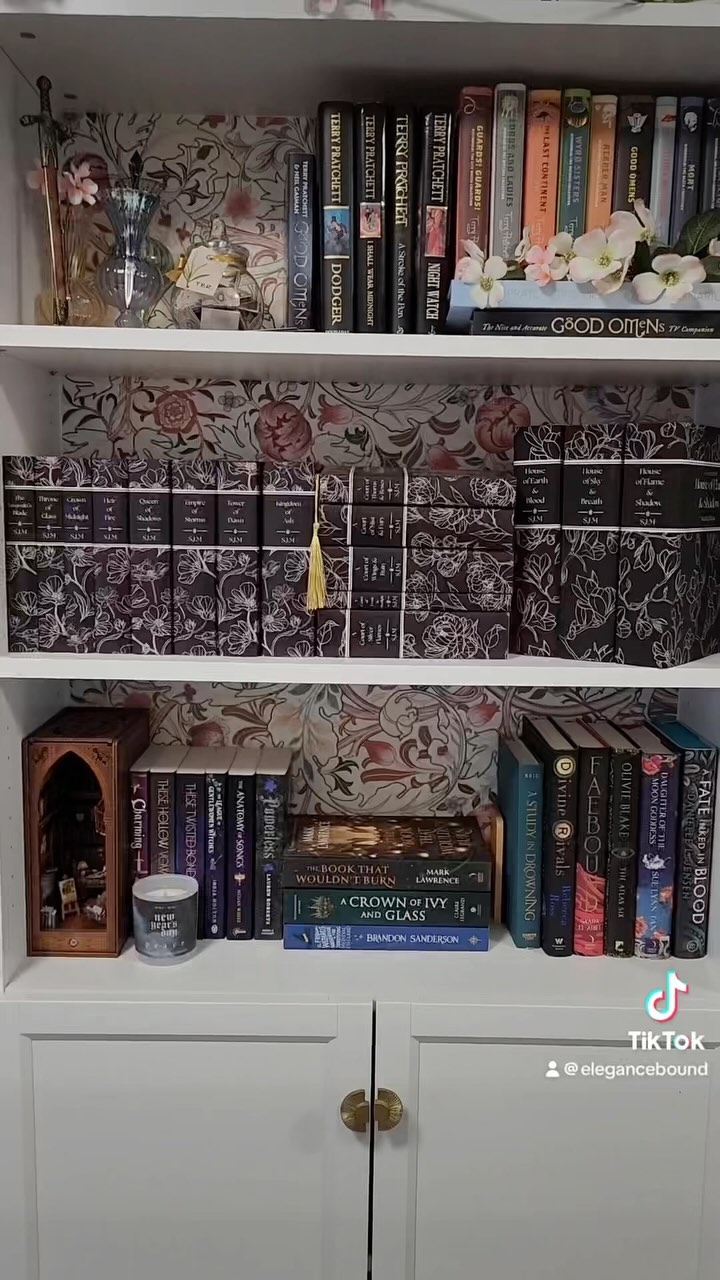 Whip your mis-matched editions into shape with our dust jackets for both paperback and hardcover 😍😘 Available now via our Etsy #officiallylicensed #bookstagram #acotar #sarahjmaas #throneofglass #crescentcity #sjm #bookish #booktok #bookshelf #bookstagramfeature #bookworm #readersofinstagram #bookishmerch