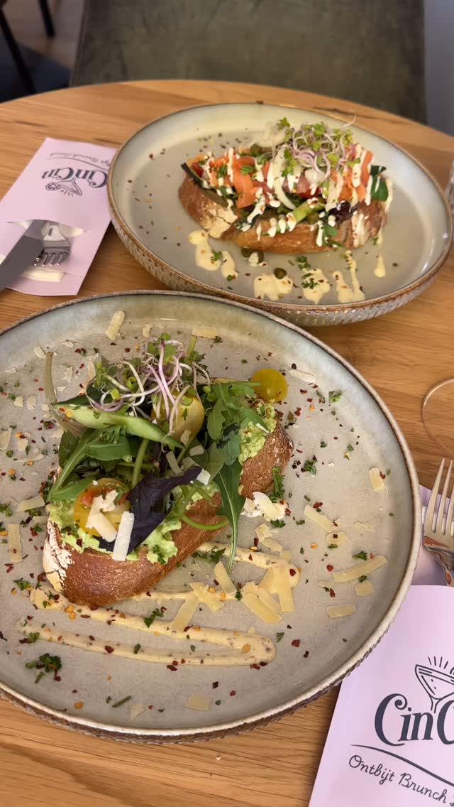 Begin je dag met goed ☀️
Op het menu:
• Toast met gerookte zalm 🐠
• Avocado toast 🥑✨
Wie neem jij mee voor deze ochtend treat?
#OntbijtGoals #ZalmToast #AvocadoCrush #FoodieMetStijl