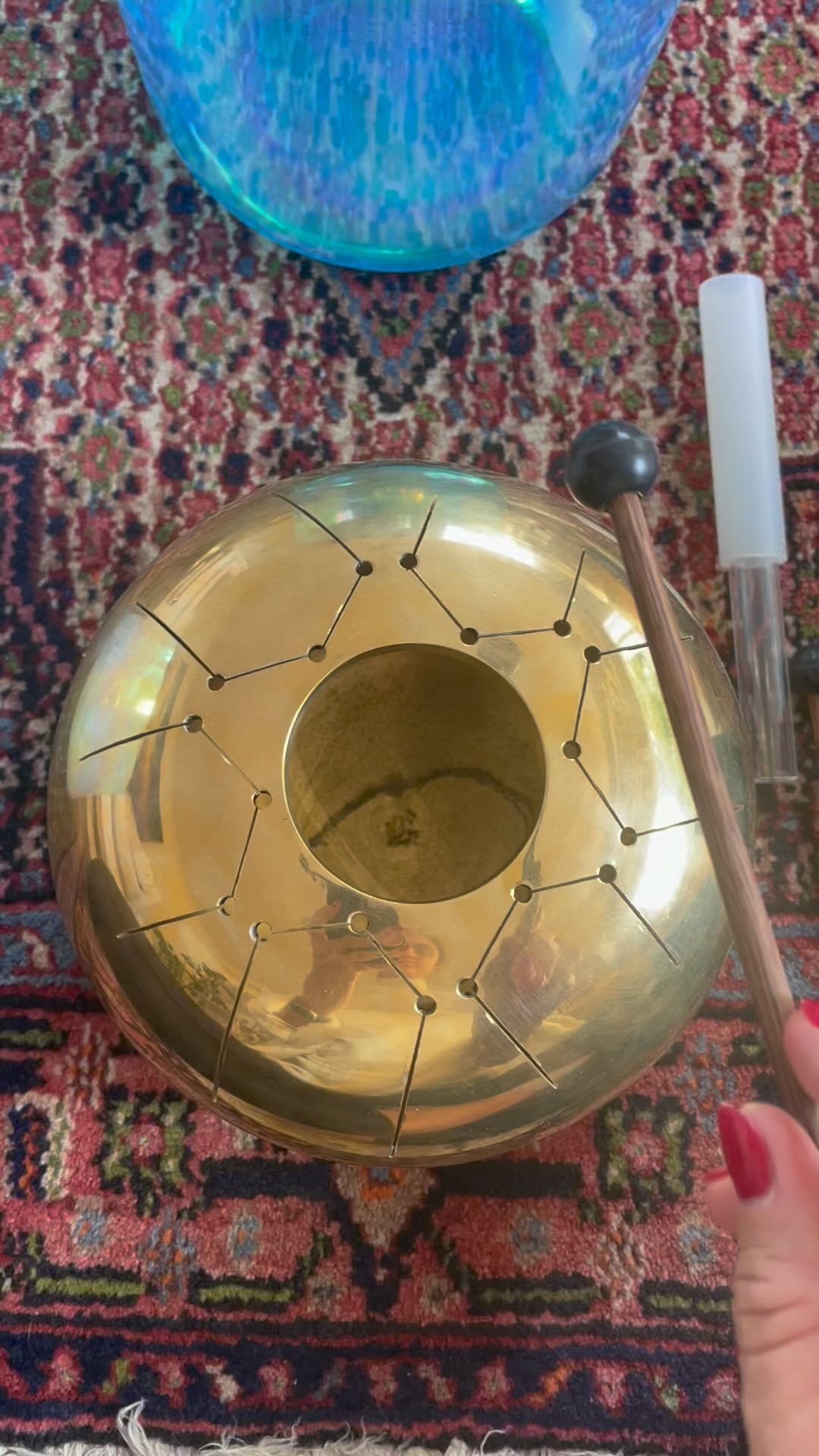 CUANDO EL SONIDO SANA. 🎶 🙌🏻🌟
El sonido puede ser profundamente sanador, armoniza las vibraciones de nuestro cuerpo y de cada una de nuestras celulas, nos alinea y sintoniza en una frecuencia mas elevada. Hay días que lo que se necesita es relajarse y recibir un baño de sonido, dejando que el cuerpo y la mente sean guiadas suavemente al presente, no más historias, no más drama. Simplemente EXPERIMENTAR y SENTIR, sin descifrar ni explicar. #soundhealing #jicuridrum
.
.
#therapy #gestalt #soundhealing #meditation #thelab #emotionalalchemy #trauma #emdr #psicoterapiagestalt #soultherapy #desarrollopersonal #psicoterapia #trauma #emdr #terapiagestalt #emotionaltransformation #crecimientopersonal #motivacion #amorpropio #autoconocimiento #autoestima #bienestar #espiritualidad #inteligenciaemocional #inspiracion #abundancia #frases #emociones #saludemocional #saludmental #meditacion