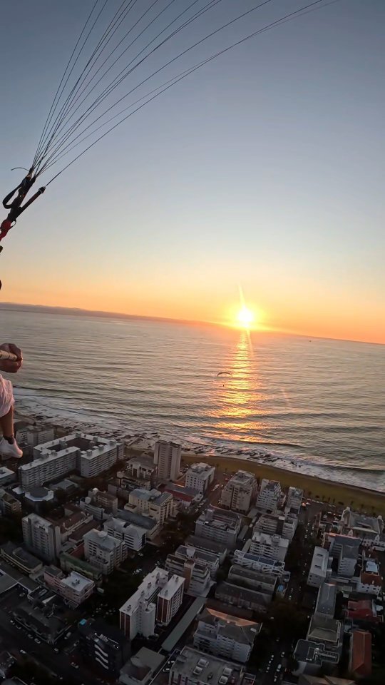 Sunset flights are rare, but sometimes we get lucky and we can fly till sunset. Best to make contact we'll in advance if you want to do a sunset flight so we can assess the weather to see when it can be possible. See you in the sky βοΈπͺπΏπ¦
#southafrica #capetown #paraglide #skysafari