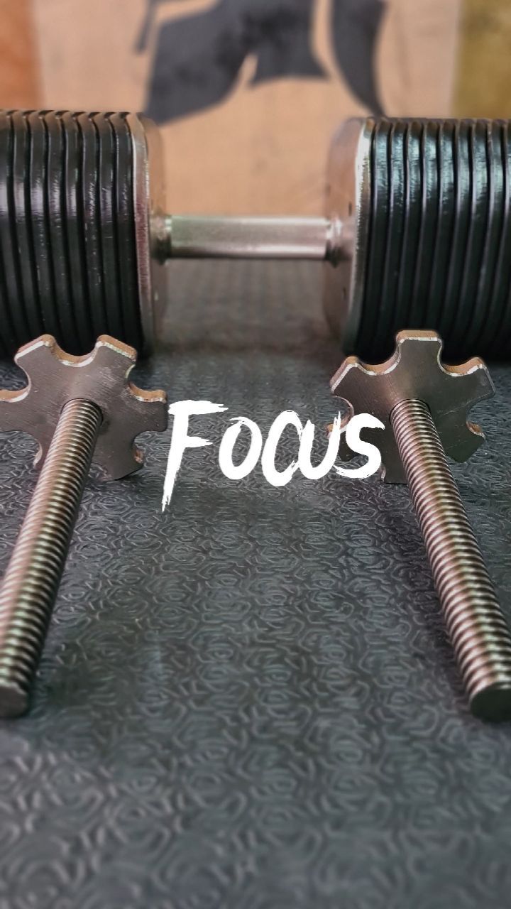 Nimm beim Training das in die Hand was dich wirklich weiter bringt: Gewichte in jeglicher Form, und Musik die zu dir passt. Das Handy hat in der Stunde Training Pause, ja auch in den Satzpausen🤓. All die großen Vorbilder vereint diese Eigenschaft, beim Training gedanklich ein Egoist zu sein und sich nur auf den eigenen Körper zu forcieren.
#krafttraining #homegym #kurzhantel
#gewichtheben #eisenhand