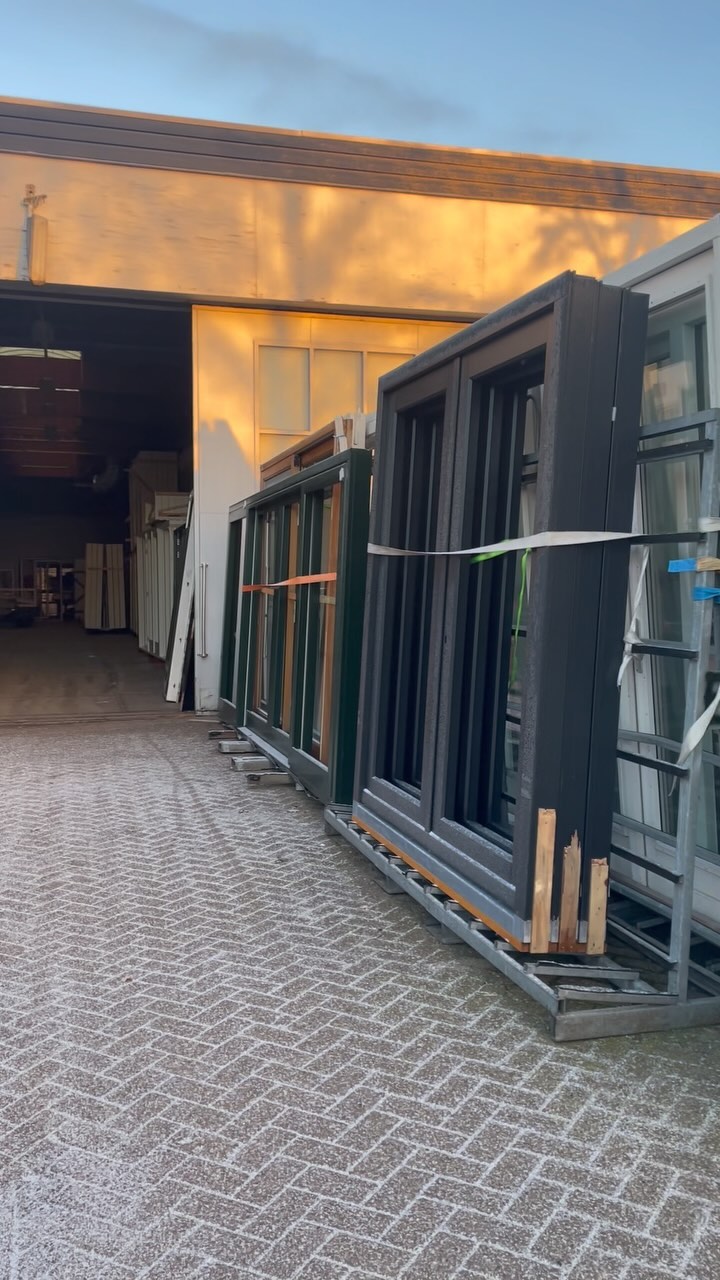 Laat je huis stralen met de betoverende restpartij kozijnen van Handelsonderneming Ed van Duin! ✨🏡
Ontdek de perfecte mix van stijl en betaalbaarheid. Geef jouw woning een upgrade en omarm de charme van deze unieke vondsten.
Neem contact op of bezoek onze website voor meer informatie!
#EdVanDuin #KozijnUpgrade #HomeSweetHome #KozijnMagie #HomeUpgrade #StijlvolWonen #BetaalbaarDesign #Wooninspiratie #LimitedStockUnlimitedStyle #HuisMakeover #InterieurInspo #DroomHuis #verbouwen #RestpartijFinds #CharmantWonen #InterieurDesign #ThuisInStijl #woonideeen