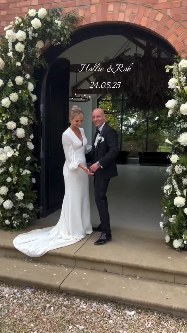 A gorgeous wedding for a gorgeous couple in a gorgeous place! 👰🏼💍🤵
Thank you so much for having us sing you down the aisle and serenade you for one of your most precious days & memories! 💐🤗
@hollieb @thestoryofthegrange @bethanyroseweddings @shotdifferently