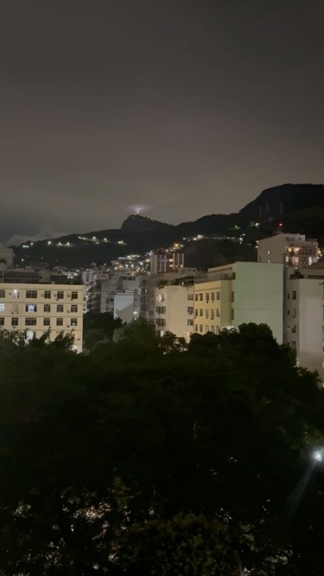 Vu sur le Christ Rédempteur dominant Rio de Janeiro et la favéla Sumaré.
www.lhommederio.fr. #riodejaneiro #joiedevivre #amitié #favela #elenao
#lyon #progres #beauté #population #christ #redemption #jeanpaulbelmondo
#beaute #samba #carioca #beaute #carnaval #christ #redemption #corcovado
#enfant #favelas #elephant🐘 #dieux #deus #amour #love #belmondo
#gang @faveladopaulinho #livre #enfance #belmondo #lhommederio.fr