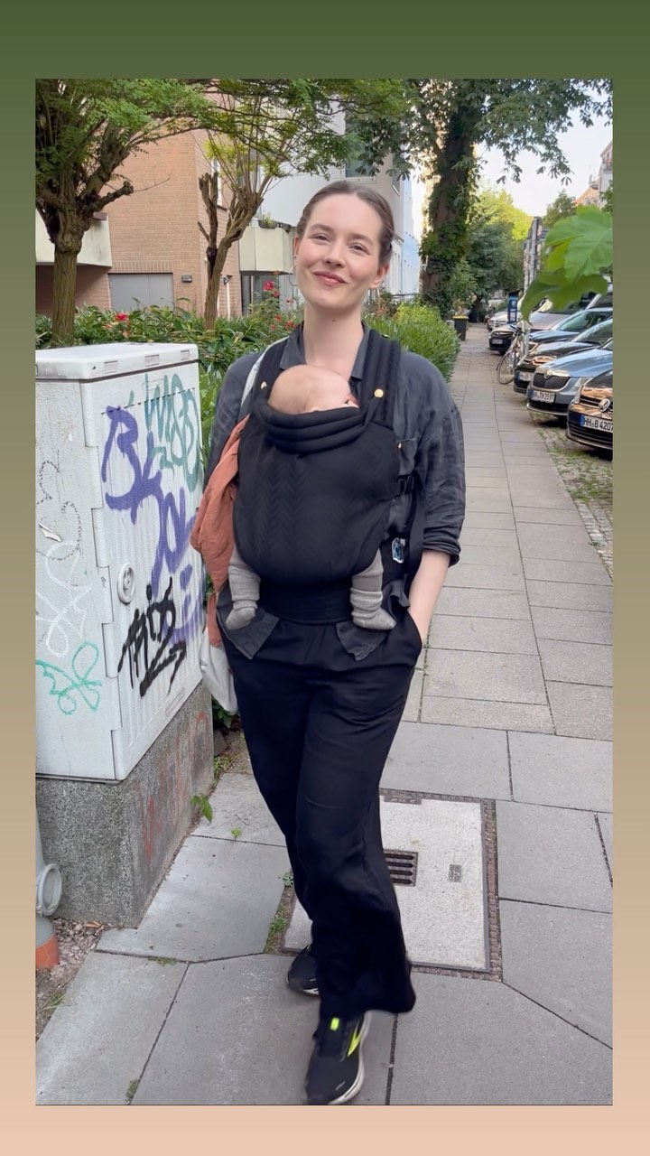 Wir machen es uns schön, nehmen jeden Moment wie er kommt, sind müde, aber machen uns keinen Druck, feiern das Leben. Das ist alles nicht selbstverständlich!!! 🙏🏻
Ich feiere meinen krassen Köper, der sehr erschöpft ist und fühle mich trotzdem stark. Immer stärker.
Stark und weich.
Das sind die bis jetzt intensivsten, anstrengendsten und SCHÖNSTEN Wochen meines Lebens.
#sommerbaby #hamburg #postpartum #coffeeplease #newmom