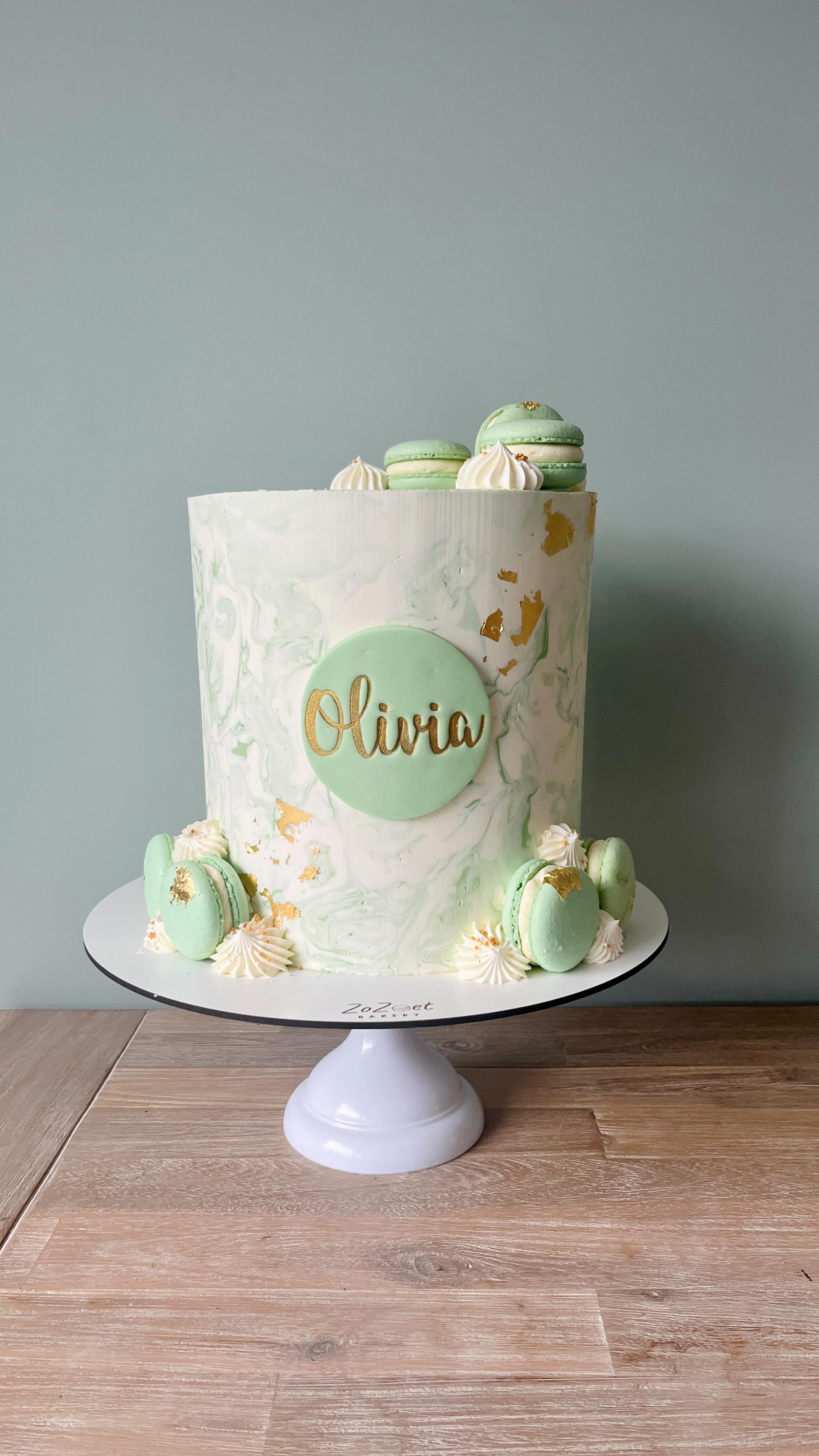 ✨In love with this style✨
Ik maak de laatste tijd bewust minder hoge taarten, maar ik word toch altijd blij van deze marmertechniek. Wat vind je van deze zachtgroene versie?
Een bijpassende macarontoren maakte deze bestelling helemaal af ✨
#feesttaart #nextlevelcake #partycake #taartoostende #marmertaart #marbledcake #zozoet #zozoetoostende #oostende #macarons