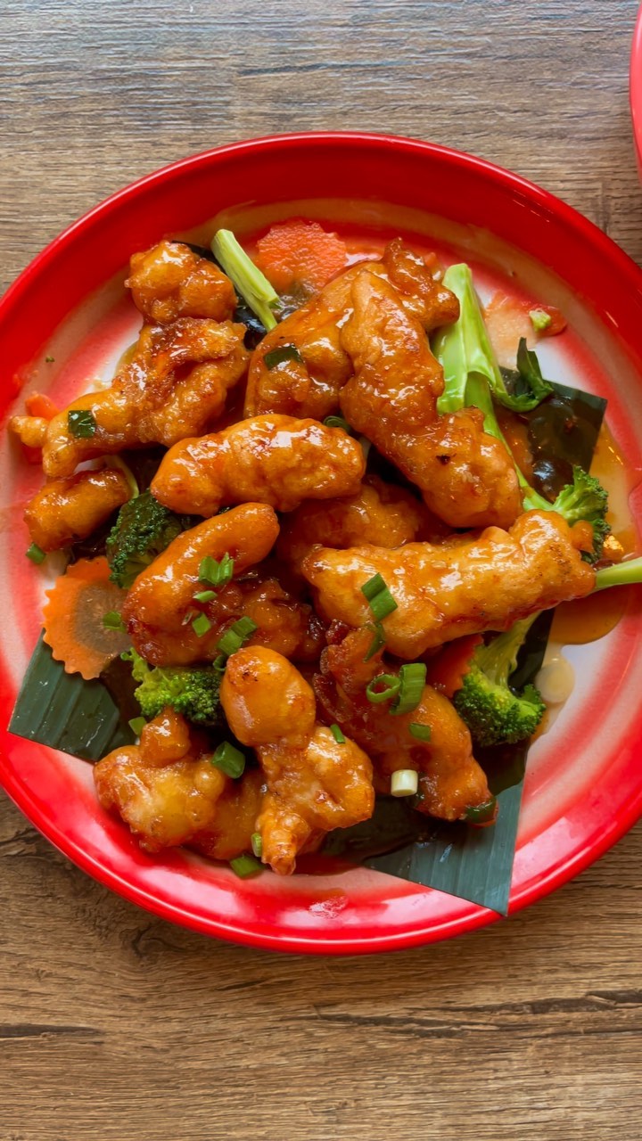 🍾 January’s Special of the Month 🍾
• General Tso’s Chicken
• Sweet & Sour Chicken
• Tofu versions available for our vegan & vegetarian friends!
Crispy fried chicken or tofu, wok-fried in a sweet glaze. The General Tso sauce has a little more garlic base and paired with broccoli, carrots and scallions. Sweet and Sour sauce is paired with carrots, bell pepper and onions. All served with Jasmine rice.