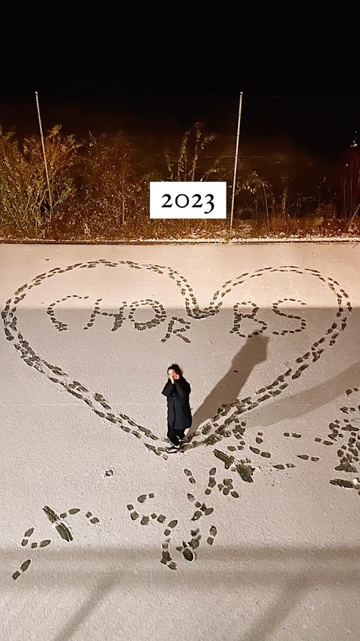 Voller Bewegung starten wir ins neue Jahr. Es stehen grosse Pläne an:
Im Januar das grosse Chortreffen in Basel mit @sfec_europa_cantat_schweiz, @pourchoeur und dem @csj_sjc
Und bereits im Februar wollen wir es wissen: Wir nehmen teil am Schweizer Chorwettbewerb in Chur.
Stay tuned
#chorsingen #wettbewerb #happy #neuesjahr