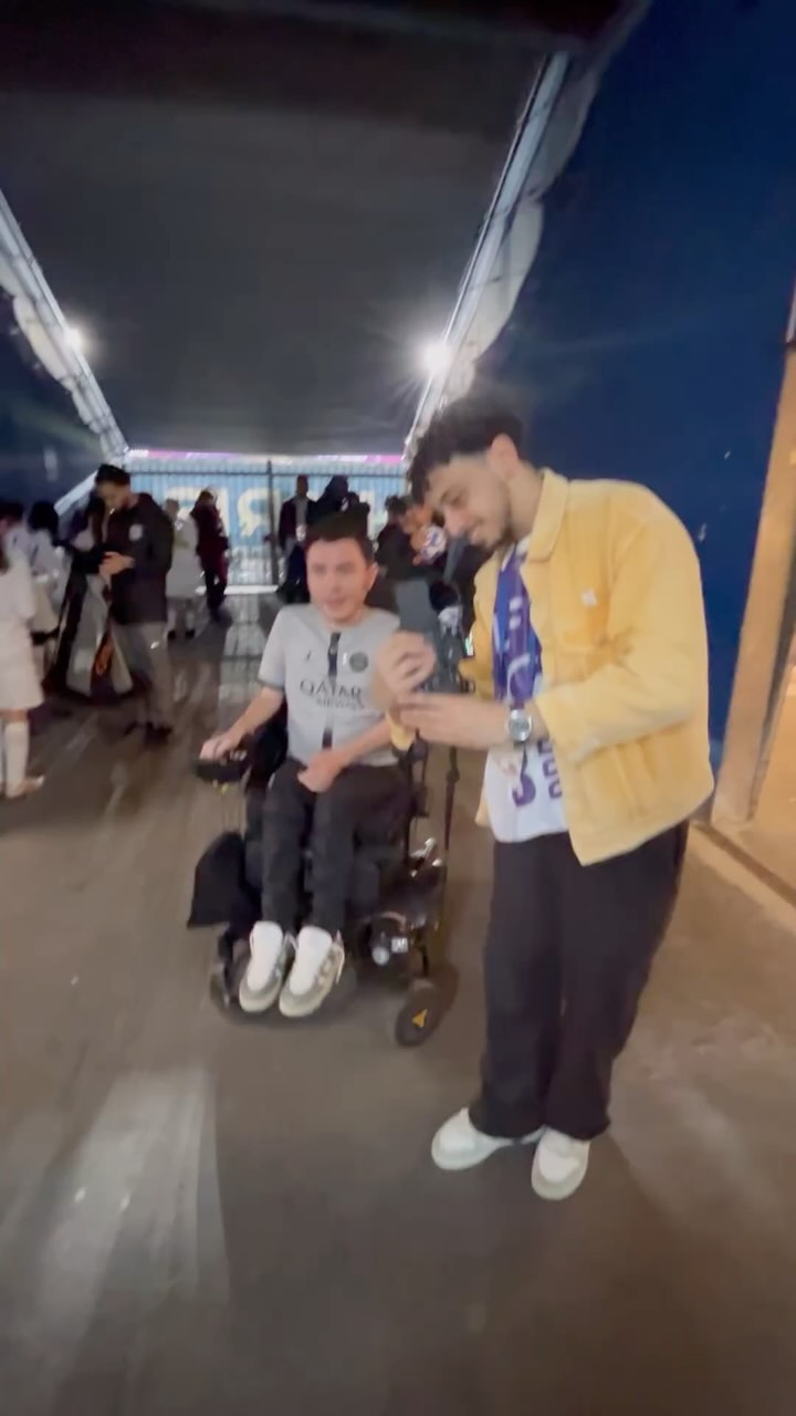 Hier nous accueillons @unseensamy et les équipes de tournage du @psg et @ligue1ubereats dans notre tribune pour mettre en valeurs les accès PMR du #ParcdesPrinces et notre association !
Bientot disponible 💪