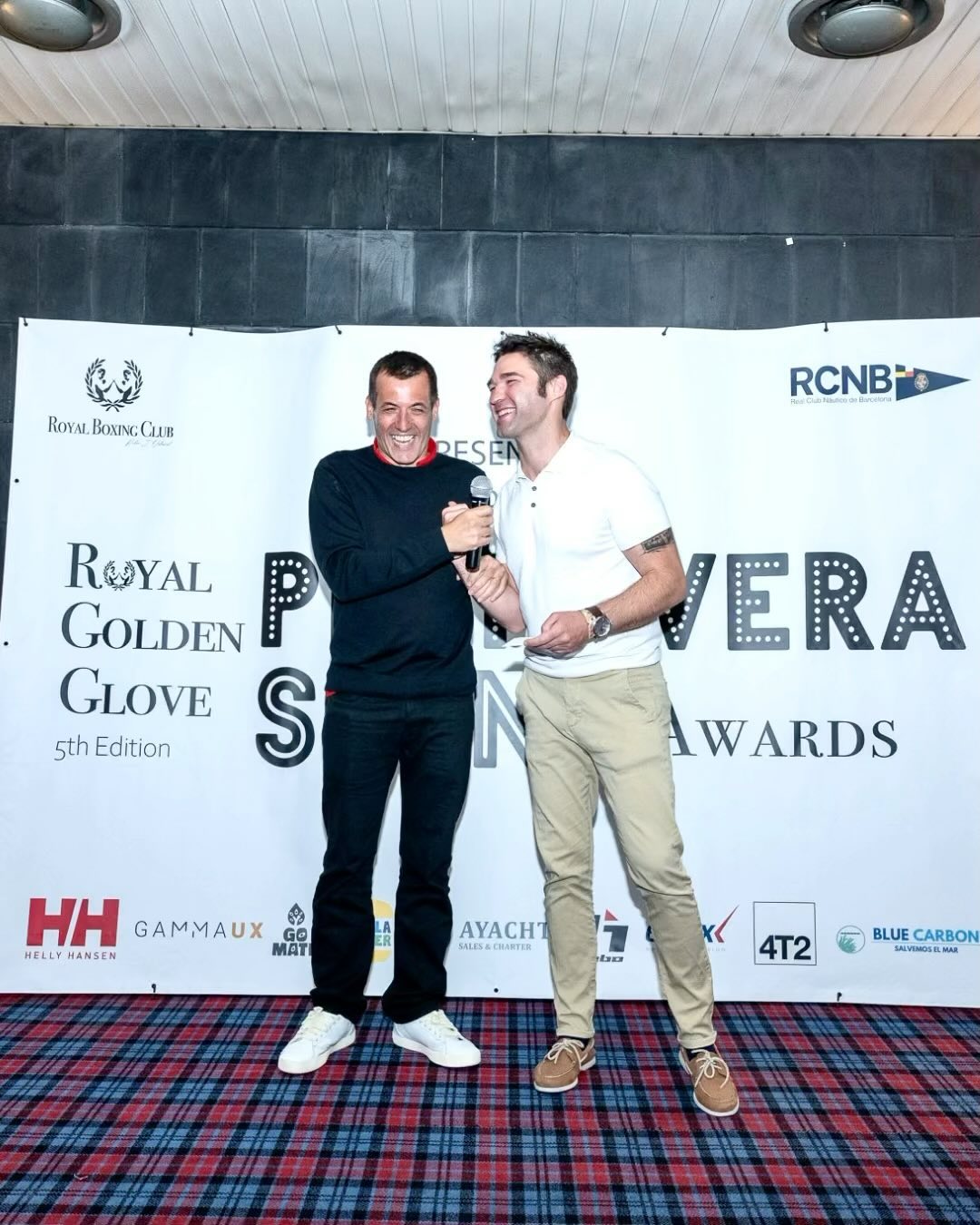 Hoy con la inauguración del @primavera_sound queremos dar las gracias, por haber apadrinado el evento Royal Golden Glove Awards 5 edición.
La combinación de la musica con el deporte y enlazando de manera tan especial el boxeo, se crea una alianza perfecta para divulgar los beneficios de salud y bienestar!
#primavera_sound
#stylerbc
#flowrbc
#rcnbarcelona