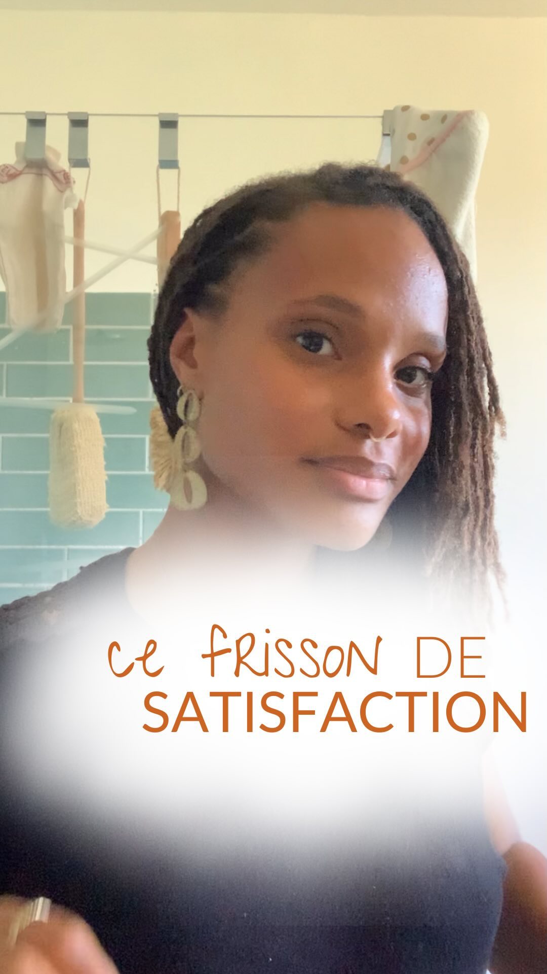 Tu connais ce frisson de satisfaction quand tu coches toutes les cases de ta to-do list ?
C’est si bon !
Je te comprends, j’étais exactement comme ça.
Avancer, être efficace, être productive…
ça a toujours eu une immense valeur pour moi.
Quelque part, cela me rassurait, c’était un des points qui me permettait de me sentir satisfaite à la fin de la journée.
Mais au fil du temps, j’ai réalisé que la rigidité avec laquelle je voyais les choses n’était pas toujours bénéfique.
Parce que le revers de la médaille c’est qu’une simple case non cochée peut
te faire voir la journée entière comme perdue,
te faire rester au bureau jusqu’à 21h pour finir coûte que coûte,
te faire aller jusqu’à l’épuisement pour ne pas “prendre de retard”…
Au fil du temps j’ai pris conscience des conséquences et j’ai décidé
- d’arrêter de forcer tout le temps, pour ne plus avoir l’impression de nager constamment à contre courant
- de voir les choses autrement, pour privilégier le fait d’agir au bon moment, et surtout, avec la bonne énergie plutôt que de “faire à tout prix”
Oui, mais alors :
Comment gérer ces jours, semaines où certaines cases restent désespérément vides ?
Et puis c’est bien beau, mais…
on peut pas toujours attendre “le bon moment” !
Et si je te disais qu’il y a une manière d’aborder ces jours avec beaucoup plus de fluidité et de sérénité sans pour autant prendre de retard sur tout ?
Rendez-vous dans 2 jours pour le RDV Eclosion du mois de juin, un moment unique où je partagerai avec toi plusieurs de mes pratiques favorites. Ensemble, nous trouverons des réponses qui t’aideront à transformer ton quotidien en une expérience plus fluide, plus sereine, et surtout, plus douce.
Alors, prête à changer ta façon de voir ta to-do list ?
Dis-moi en commentaire ce qui te freine le plus dans la gestion de tes tâches quotidiennes.
__
Abonne toi à @sarah_te_coach pour réintégrer dès aujourd’hui la sérénité dans ton quotidien 😉
__
.
.
#productivite #bienetre #todolist #efficacite #RDVEclosion #changement #vivreheureuse #femmeheureuse #femmeepanouie #equilibredevie