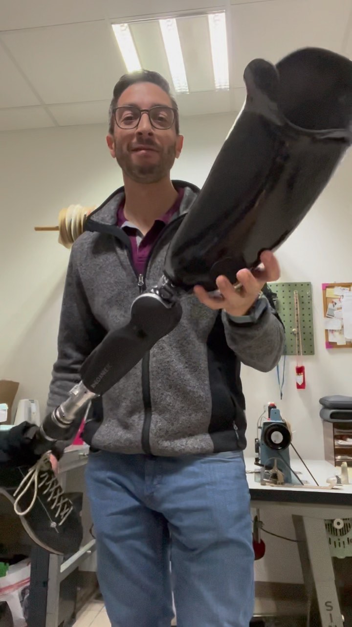 Glänzender Carbonschaft. Passt ganz gut zum RHEO findet der Kunde. Ach ja. Und ich auch. ☺️
#blödesgesichtmachenkannich
Magst du lieber einen glänzenden oder matten-Look am Schaft?
•
Werbung:
Hier hatte ich übrigens Polypox-Harz von @orthoconnectde
Achja. Und Carbon auch. 😍
•
•
#prothesis #prothese #oberschenkelprothese #rehabilitation #prostheticleg #amputiert #physiotherapie #ossur #amputee #handwerk #carbon #lifewithoutlimitations #hilfsmittel #orthopädietechnik #prosthetics #prosthetic #amputeestrong #prosthesis #amputeelife
#ot #unstoppable #handarbeit #prosthetics #amplife #limbloss #meinhandwerkhilft