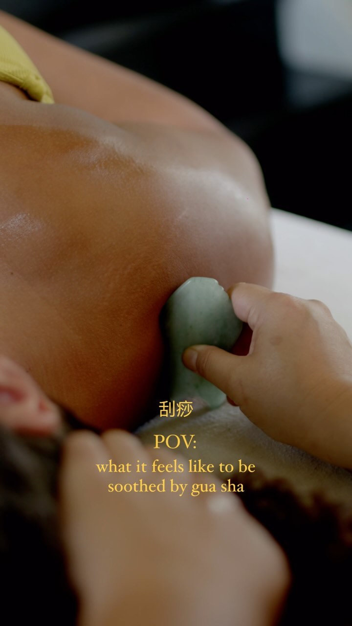 What is Gua sha 刮痧 ? 💆🏻♀️
Gua sha works by promoting the smooth flow of Qi (vital energy) and blood in the body.
It is believed that when Qi and blood become stagnant or blocked, it can lead to pain, inflammation, and other health issues.
During a Gua sha session, a smooth-edged tool, such as a jade, is used to gently scrape the skin in specific areas of the body. The scraping motion creates friction and stimulates the flow of blood and Qi in the underlying tissues.
The scraping action of Gua sha helps to break up adhesions, release muscle tension, and promote the movement of stagnant Qi and blood.
This can help to alleviate pain, reduce inflammation, and improve overall circulation and vitality.
In TCM, Gua sha is also believed to have a detoxifying effect on the body.
The scraping action is thought to draw out toxins and metabolic waste from the tissues, allowing the body to eliminate them more effectively.
Additionally, Gua sha is believed to have a balancing effect on the body’s energy systems.
By promoting the smooth flow of Qi and blood, it helps to restore balance and harmony to the body, supporting overall health and well-being.〰️
🤲🏼
🎥 @viewhousefilms