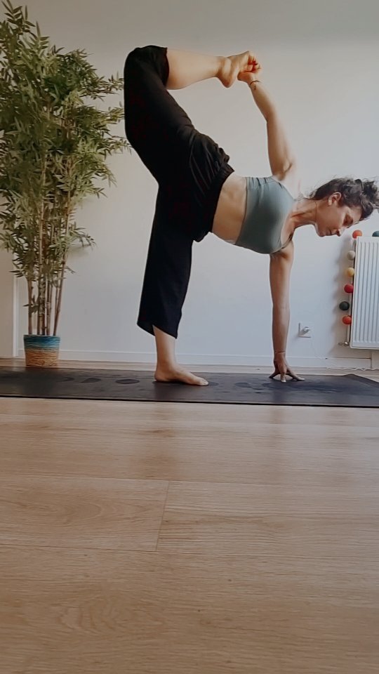 L'échec 2/2
.
"Un journaliste demande à un homme d'affaire :
• Comment faite vous pour tout réussir ?
° Ça tient en 2 mots: bonne décision
• Oui d'accord mais comment faites-vous pour prendre les bonnes décisions ?
° Ça tient en 1 mot : c'est simple c'est l'expérience
• Oui mais comment faites-vous pour avoir de l'expérience ?
° Ça tient en 2 mots : mauvaise expérience"
.
Oser, ce n'est pas toujours simple. Y aller par petits pas, apprécier les réussites, tourner les échecs et déceptions en opportunités pour grandir, voir plus large, plus grand 🙏🏻
.
Tout est une question de perspective et dans les périodes de brouillard, tenez la barre, revenez à vous, de la manière qui vous correspond 🙂 Si vous n'avez pas idée de cette manière, explorez, testez, ça viendra.
.
Les cours en ligne démarrent bientôt pour rester centrer avec le rythme de la rentrée 🥳 contactez moi pour les inscriptions.
.
#inversions #asanas #yogapourtous #confidences #depassementdesoi #allerplushaut #stepbystep #résilience #apprendresursoi #yogapsychologie #philosophie #fanny.yogamayucha #vivreensemble #CNV #acceptationdesoi #boussoleinterieure