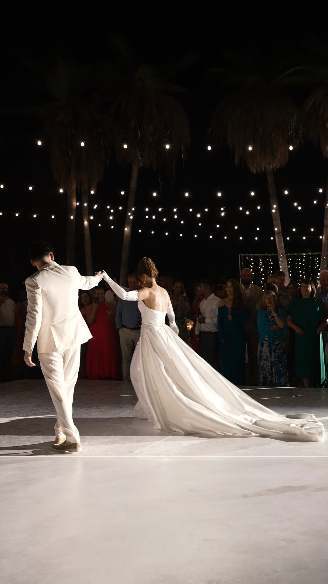 If we had to sum up Rachel and Liam’s wedding in one word… FUN! 🤍💥 Just take a look at their video, every frame is the ultimate proof that their day was an absolute blast!
WP & deco @awhitehotwedding
Venue @fincasonmir
Catering @cateringmarcfosh
Band: @thefunctionband
MUA @martalula_makeupartist
Photo: @dominiclula_photography