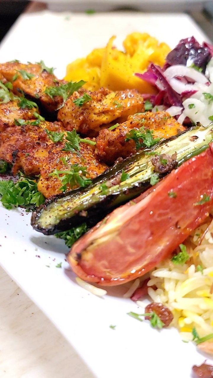 The perfect lunch does exist - our mouth watering Chicken Tikka plate comes with saffron rice, pickled vegetables, & cabbage salad! Both filling & healthy ✔️ Come on in and give it a try!
#goodeats #instaeats #yelpsandiego
#forkyeah #eatfamous #topcitybites #topfoodpics #bestfoodfeed #buzzfeast #bestfoodsandiego #myfab5 #youstayhungrysd #foodstagram #sandiegofood #sandiegoeats #sandiegozoo #sandiegosafaripark