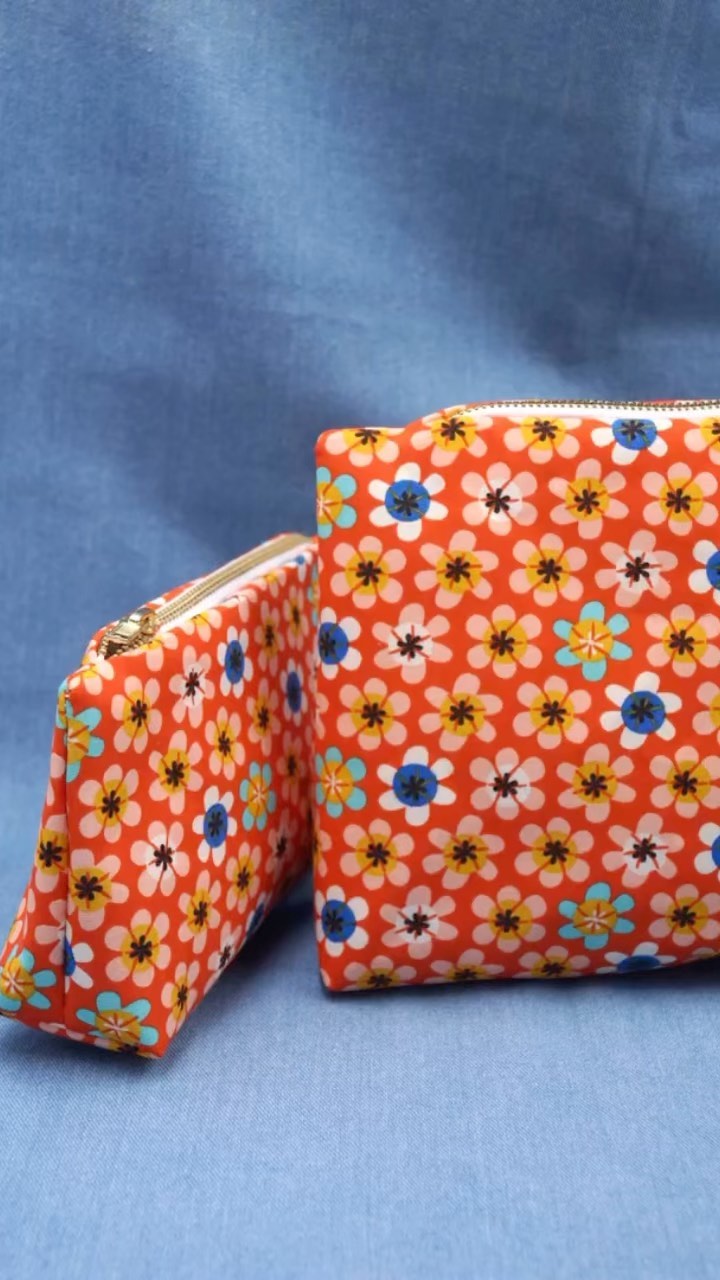 La nouvelle collection de trousses est là 🔥
8 nouveaux motifs déclinables dans 3 formats + 1 motif bonus en quantité ultra limitée 🌸
A découvrir sur www.blondeetlesfringues.com et en boutiques chez @unmondedeblonde et @bocalauxidees 🌈
#blondeetlesfringues #créatrice #créatricefrançaise #créatriceethique #handmade #faitmain #cousumain #modeéthique #moderesponsable #poitiers #rouillé #créatricedemode #atelierdemode #unmondedeblonde #accessoiresfaitsmain #trousses #pochettefaitmain #colorful #flowers #passionfleurs