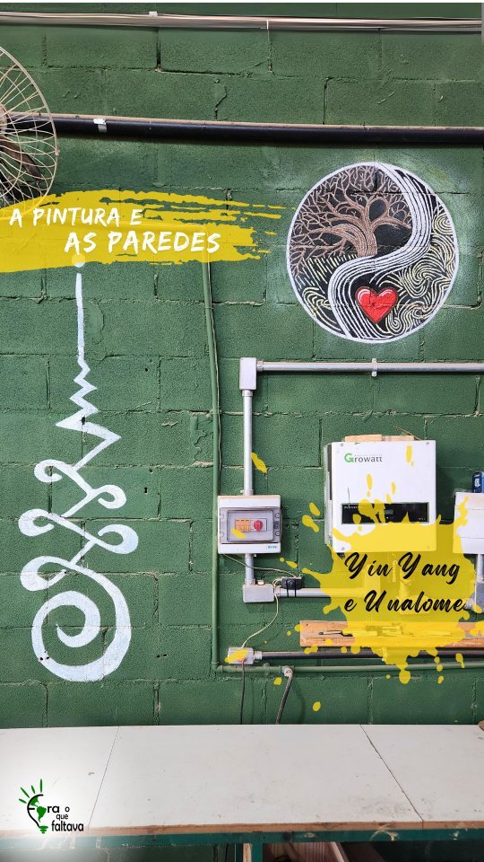 ☯️ Yin Yang e o Unalome
🖼 Nossa sétima parede carrega o simbolismo de duas imagens icônicas em diversas tradições orientais, como no Taoismo, hinduísmo e budismo.
O yin yang é um conceito fundamental na filosofia chinesa, representando a dualidade essencial do universo. O símbolo ilustra como forças aparentemente opostas ou contrárias são na verdade complementares, interconectadas e interdependentes no mundo natural. Yin (a parte escura) e yang (a parte clara) estão em constante movimento, criando um equilíbrio dinâmico.
🌳❤️ Na nossa releitura do Yin Yang, substituímos o clássico desenho dos círculos com cores invertidas por um cérebro em forma de arvore na parte superior e um coração na parte inferior, trazendo uma nova perspectiva do equilíbrio proposto pelo símbolo, ressaltando a importância da harmonia entre razão e emoção, mente e corpo, natureza e o ser humano.
Já o Unalome é um símbolo espiritual profundamente enraizado nas tradições budistas e hindus, representando o caminho para a iluminação. O desenho do unalome começa com uma espiral, simbolizando a confusão que experimentamos no início da nossa jornada de vida. À medida que a linha avança, ela se desenrola em um caminho reto, representando a clareza e a iluminação alcançadas através da prática espiritual e do autodesenvolvimento.
No topo do símbolo, muitas vezes encontramos um ponto ou uma flor de lótus, indicando o objetivo final de alcançar a iluminação e a paz interior. O unalome nos lembra que o caminho para a sabedoria é repleto de desafios e desvios, mas cada passo nos aproxima da compreensão e da serenidade.
🌟 Nosso objetivo ao incluir esses símbolos significativos nas paredes da nossa oficina é inspirar a reflexão sobre a nossa jornada pessoal. Enquanto o unalome nos guia através da jornada individual da iluminação, o yin yang nos ensina sobre a harmonia entre forças opostas e complementares. Juntos, esses símbolos oferecem uma visão holística da experiência humana, onde a busca pessoal pela iluminação (unalome) se integra com o equilíbrio universal (yin yang). 🌀☯️
#eraoquefaltava #pintura #yinyang #unalome