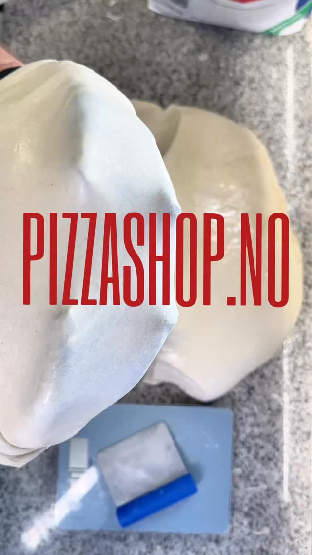 Why does some dough stretch like silk, and others fight you back?
It’s not just the flour.
Not just the water.
It’s what you do with them.
The balance between elasticity and extensibility is built through temperature, time, mixing… and one tiny secret most people miss: when you add the salt.
Want dough that listens to your hands?
Master the timing. The feel. The patience.
Let the dough teach you.
Hvorfor strekker noen deiger seg som silke – mens andre stritter imot?
Det handler ikke bare om mel.
Ikke bare om vann.
Men om hva du gjør med dem.
Balansen mellom elastisitet og tøyelighet formes av temperatur, tid, miksing… og én liten hemmelighet mange glemmer: når saltet tilsettes.
Vil du ha en deig som samarbeider?
Lær deg rytmen. Følelsen. Tålmodigheten.
La deigen vise vei.
#hjemmelagetpizza #napolitanskpizza #pizzashop #pizzalovers #tipo00 #pizzaoppskrift #pizzashopno #pizzaoppskrift #neapolitanpizza #pizzaelskere #pizzatips #pizzanørd #pizzagram #le5stagioni