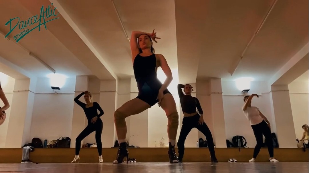 THURSDAYS // 6:30/7:30 // Beginners + Heels with Dariia @glowup_heels
£10 plus £2 entry fee
Heels beginner focus points:
👠 Basic technique
👠 How to be stable in heels,
👠 Balance, proper weight transfer
👠 Floor work.
- We learn choreographies of different moods, from sensual and slow to faster and more commercial.
These classes make you feel more confident both dancing in heels and in everyday life.
#danceattic #danceatticstudios #heels #london #heelsclasseslondon #heelsattic #beginnerheelsclass #danceattic #danceatticstudios #fulhamdanceattic #bringyourheels
