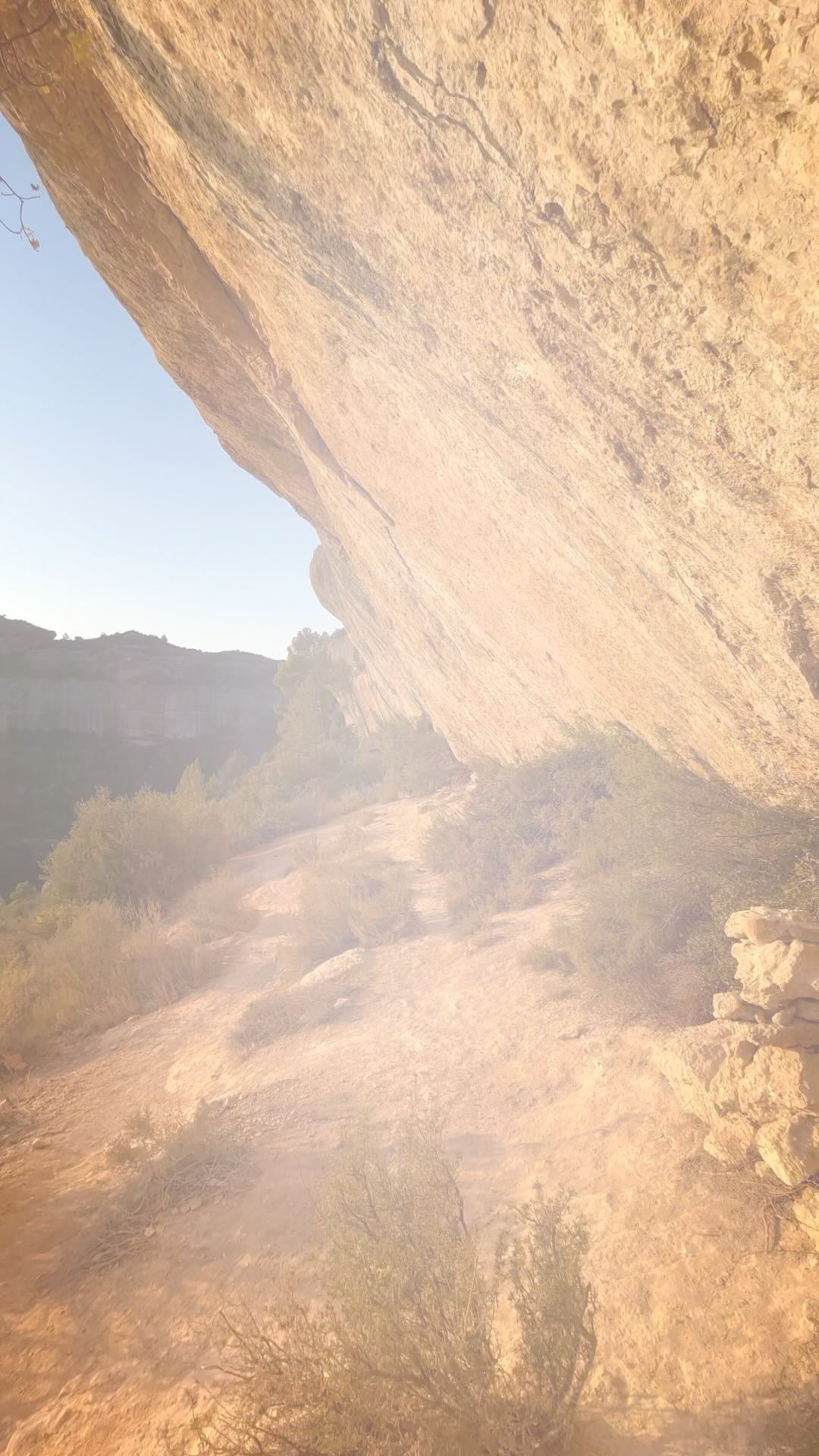 Climbing Yoga in Spain🧗♂️🧘🏻♂️
•
•
•
•
.
#margalef #margalefclimbing #yoga #yogainspiration #noplacetoofar #climbing #climb #climbinglife #sunrise #nature #motivation #sunrise #sunny #outdoor
