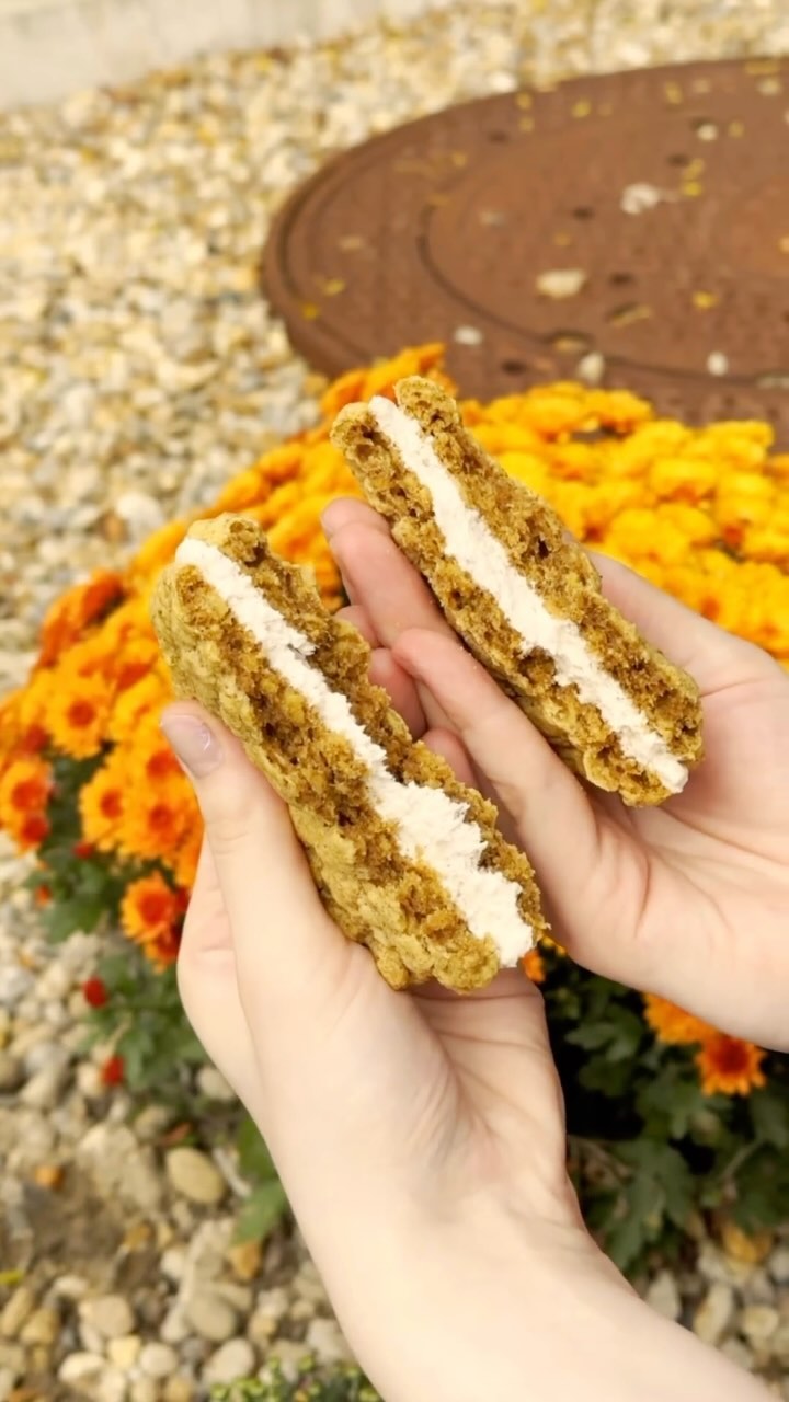 🍪 Pumpkin Oatmeal Cream Pie Cookie
October cookie of the month will be going away soon so make sure you add it to your orders this weekend.
🎃Spiced vanilla cream sandwiched between two pumpkin oatmeal cookies 🍪
📍Available at both our Salem & Beverly locations.
#cravethis #pumpkinspice #creampiecookie #northshorema #oatmealcookie #pumpkinoatmeal #boston #bostonglutenfree #glutenfreedessert #cafenearby #pastrychef #dessert #bostoncoffeeshop #foodporn #pastry #salemma #bostonma #salemstateuniversity #salemstate #endicott #endicottcollege #gordoncollege #glutenfree #glutenfreeboston #glutenfreebaking #bostonma #cookie #pumpkincookies #localcafe #foodnearme