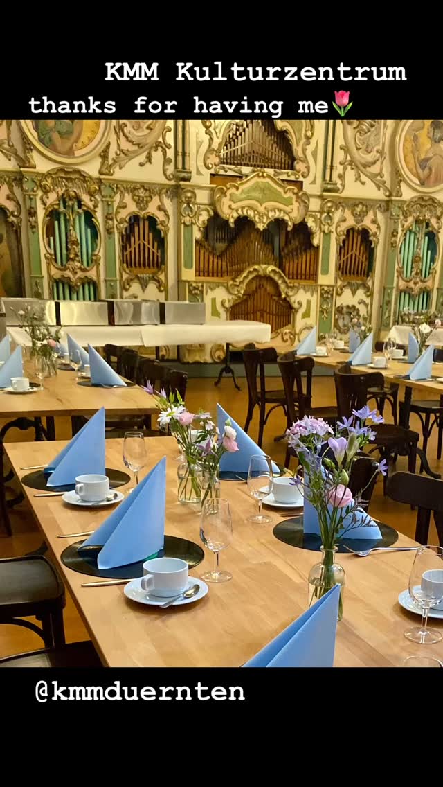 Die Räumlichkeiten des KMM Dürnten bieten den perfekten Rahmen für Anlässe aller Art. Mit entsprechender Tischdeko wird der Event unvergesslich🌷
#tischdeko#tischdekoration#lokal#dürnten
#blumenmachenglücklich#heinrichtanzt
#kmmduernten#kultur#festefeiernwiesiefallen
#atelier_blumenstil#floristik#floristin