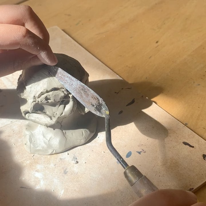 Vi skulpterar i lera på veckans bildlektion