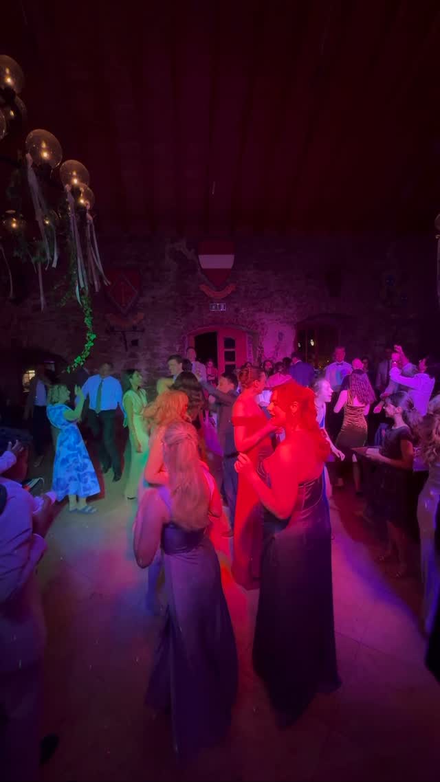 „Shut Up and Dance“ – der Song geht auch ohne Sax klar. Aber mit Sax macht’s einfach mehr Spaß. 😉🎷
Saxotic sorgt für Stimmung, die man nicht nur hört, sondern fühlt. 🔥🎉
“Shut Up and Dance” – the song works without sax, no doubt. But with sax? Way more fun. 😉🎷
Saxotic brings the vibe you don’t just hear, but feel. 🔥🎉
#saxotic #saxunddj #shutupanddance #weddingparty #saxlive #hochzeitsdj #eventmusik #saxophonliebe #djlife #weddingvibes #saxophoneplayer #karlsruhe #partytime #hochzeit2025 #livemusik #eventdj #saxplayer #djandsax #musicexperience #saxmagic #dancefloorvibes #celebration #luxurywedding #evententertainment #musicmoments #weddinginspiration #partyvibes #instadj #musikliebe