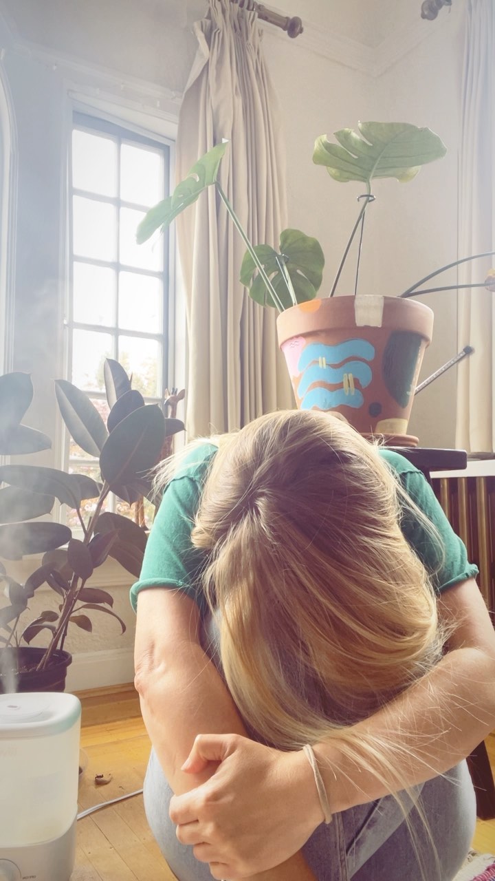 Have you heard “just sit with it”, “move that emotion through” “show that emotion”??
Watch a therapist experience some regular emotions and demonstrate how she moves it through. Hello vulnerability *gulp* 😉
This is different for everyone. There is NO RIGHT OR WRONG WAY. But when there is an energetic charge to an emotion, we don’t want it to get pushed down or get stuck. Finding a physical way to release that emotion can be really powerful.
Ask yourself:
How do I want to express this?
What needs to come out.
How can I physically/externally mirror what I’m feeling internally?
#somatic #fullbodymove #moveemotion #nervoussystemregulation #holisticwellness