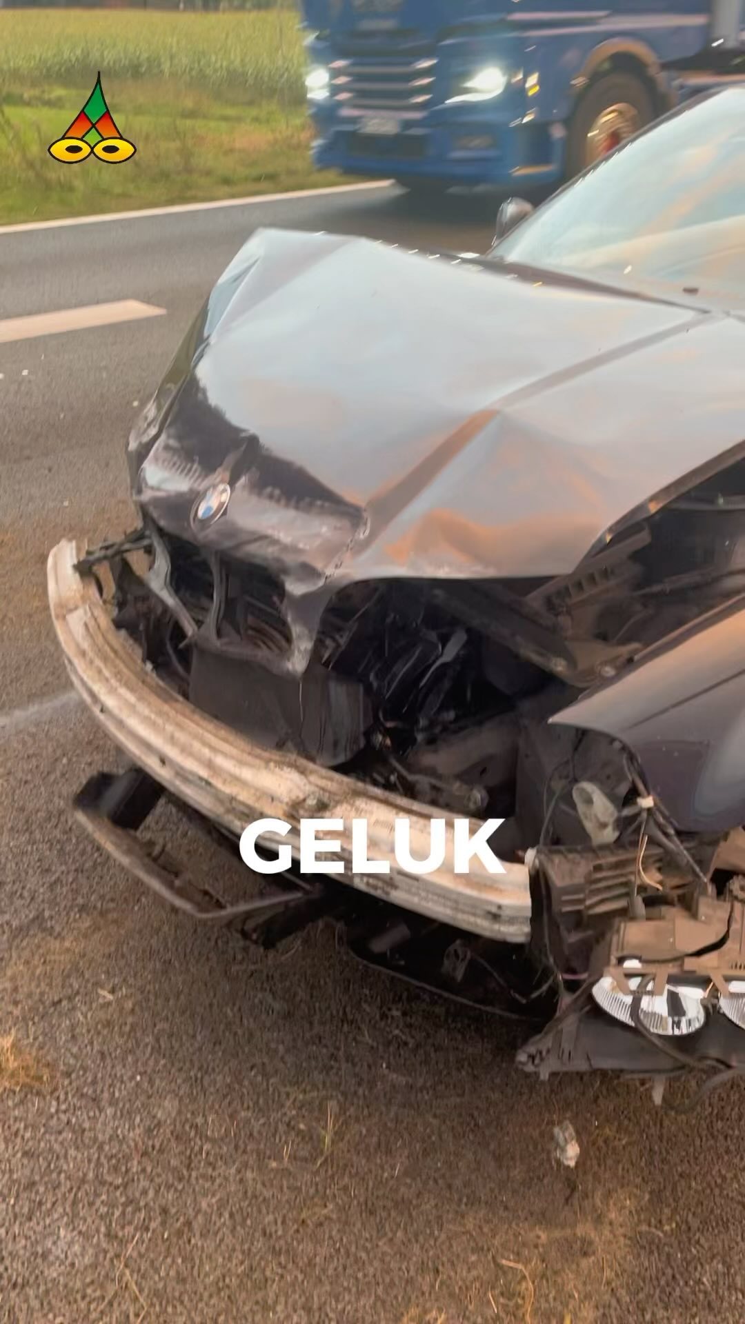 Nummer 68: Geluk
Beste landgenoten en Vlamingen,
Na een zware crash
Ben ik goed opgevangen
Door rail en mensen.
De auto snel weg.
Ik thuis verzorgd en hersteld
In geborgenheid.
De #Dichter van #Nederland & #Vlaanderen #voorjou over #geluk #crash #acdc #highwaytohell #BMW
Dit is een ‘Hou de zonzijde’-productie:
Tekst, spel & bewerking: Maurice Jonkers
Videografie, regie & eindredactie: @studio.hilma