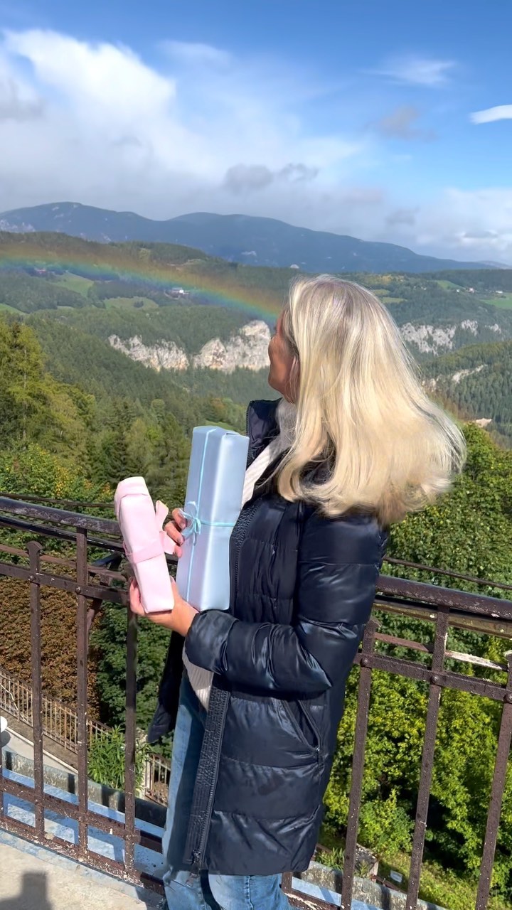 Du kannst wieder gewinnen🍀
#nofilter - Dieser Regenbogen 🌈 ist echt 😀. Und er passt so schön zu uns Geschenkstoffen.Hier gibts uns in den schönsten Pastellfarben, eben ganz besonders für die Kleinsten. Wir sind babyrosa, babyblau und Mint - wir sind Satin-Baumwollstoffe, die sowohl im Sonnenlicht als auch bei künstlichem Licht wunderbar schimmern. Wollt ihr es einmal probieren mit uns also mit Stoff einzupacken? Zu den ersten 10, die @geschenkstoff folgen, kommen wir. Eure Adresse dann bitte an hallo@geschenkstoff.at
#gewinnspiel #geschenkstoff #mitstoffeinpacken #nachhaltigverpacken #soschenkstduheute #oodt #diy #semmering