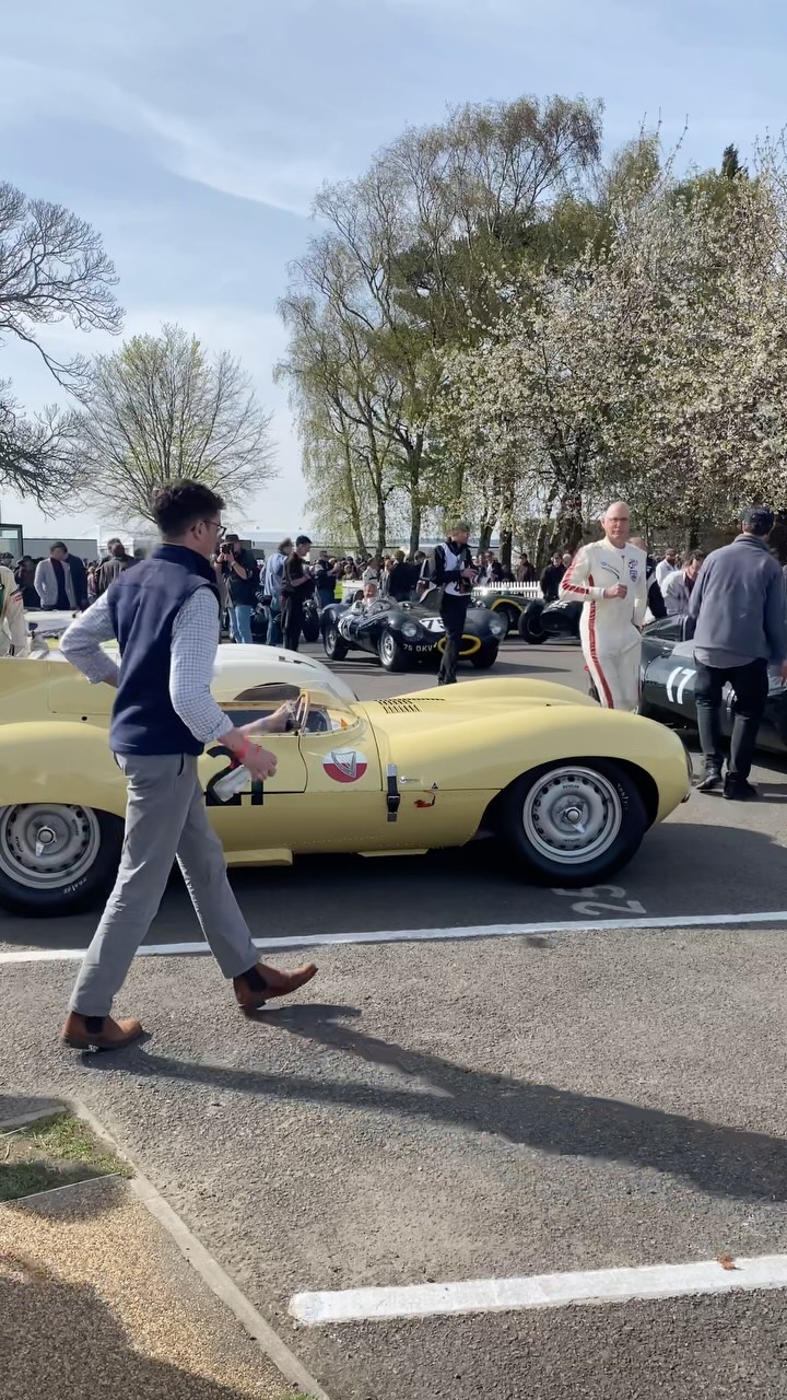 1955 Jaguar D Type getting ready before being unleashed on to the Goodwood circuit at the Members’ Meeting last weekend.
#goodwood #jaguar #sportscar #racing