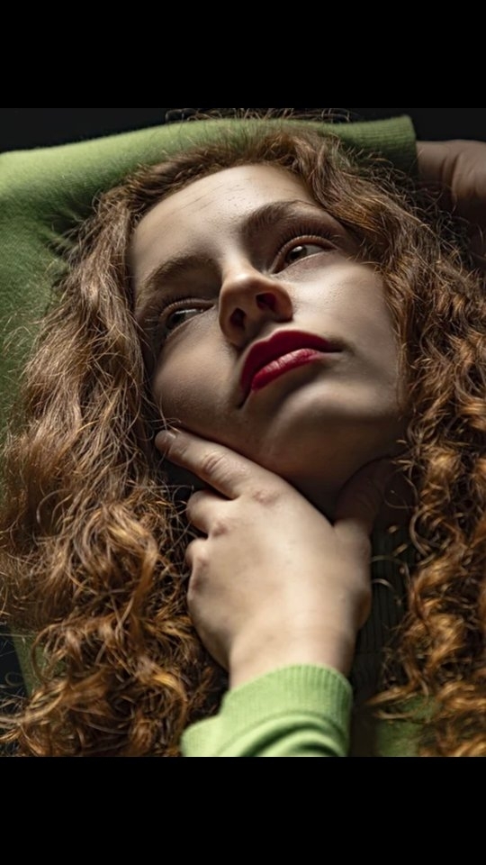 Passionnée tout d’abord par la danse classique, qu’elle pratique au conservatoire d’Ajaccio dès son plus jeune âge, Emma Battini découvre ensuite le jazz, puis le chant, et la comédie musicale. Elle découvre également pendant son adolescence le monde du cinéma en jouant le rôle principal dans le court-métrage Tonton Ivon de Chou Wei Kang. Dès l’obtention de son Baccalauréat littéraire, elle décide de prendre le grand départ pour la capitale en septembre 2019 et se forme en comédie musicale aux API et au Conservatoire Municipal du 9ème arrondissement de Paris. Elle pratique également, grâce à ses rencontres, les arts du feu, notamment le “fire eating” et les éventails.
Tout en se formant, elle commence à travailler sur des tournages, au Parc Astérix, et à chanter dans des bars, des restaurants, et des rooftops.
Après avoir touché à beaucoup de milieux différents, elle décide de continuer spécifiquement sa formation en danse à l’Académie Internationale de la Danse, et en théâtre à l’école Claude Mathieu, tout en continuant de travailler pour garder et faire évoluer son intermittence du spectacle.
Pour suivre cette artiste c'est par ici @emmabattini
Professionnel du spectacle, vous souhaitez contacter cette artiste ? Rdv sur notre site
/ Lien en bio
#danseuse #chanteuse #comédienne #comédiemusicale #artiste #spectacle #intermittentduspectacle #ohlartiste