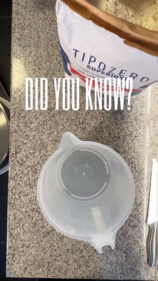 Adding ice to your dough water helps control the final dough temperature, which should be around 23–24°C for pizza doughs.
But that’s not all.
In cold dough, gluten develops more slowly and more gently, which gives you better structure and more control.
In warm dough, gluten develops faster — but often unevenly — which can lead to sticky, overworked dough with poor elasticity.
By keeping the dough temperature controlled, you extend the mixing time window, reduce stress on the gluten, and improve overall dough quality.
Tip: Always aim for your target dough temperature — not just hydration and mixing time.
Å bruke is i deigvannet hjelper deg å kontrollere slutt-temperaturen på deigen, som ideelt bør ligge rundt 23–24°C for pizzadeig.
Men det er ikke alt.
I kald deig utvikler glutenet seg saktere og jevnere, noe som gir bedre struktur og mer kontroll.
I varm deig utvikles glutenet raskere – men ofte ujevnt – noe som kan føre til klissete og ustabil deig med dårlig elastisitet.
Ved å holde temperaturen lav, får du en roligere blanding, mindre stress på glutenet, og et bedre sluttresultat.
Tips: Sikt alltid på riktig deigtemperatur – ikke bare hydrering eller miksetid.
#hjemmelagetpizza #napolitanskpizza #pizzashop #tipo00 #pizzalovers #neapolitanpizza #pizzaoppskrift #pizzatips #pizzaelskere #pizzashopno