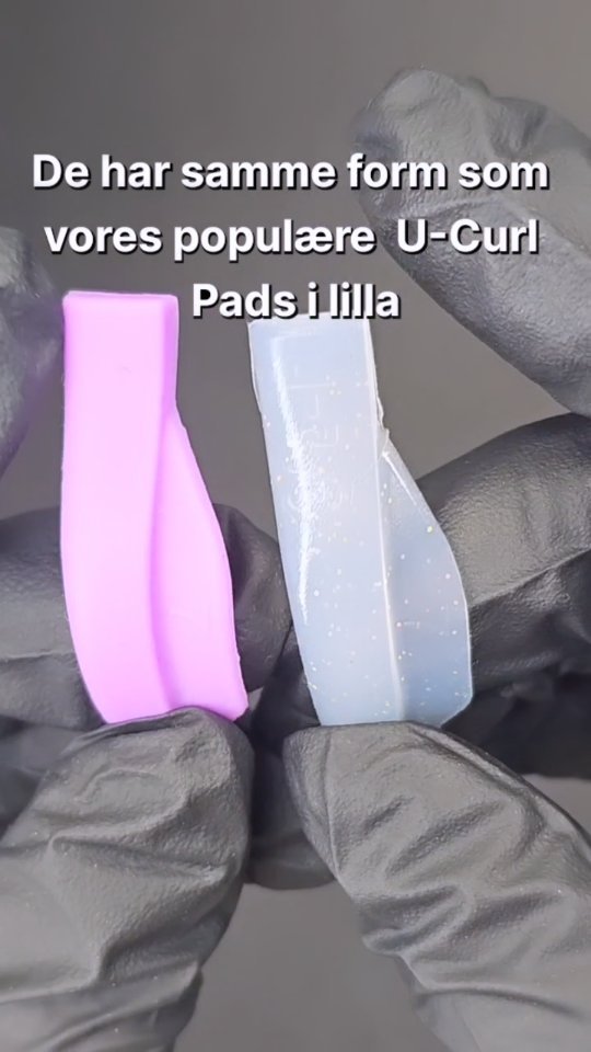 U Curl Pads i Clear med glitter.
Lavet i blød silicone, som farven ikke smitter af på 🖤