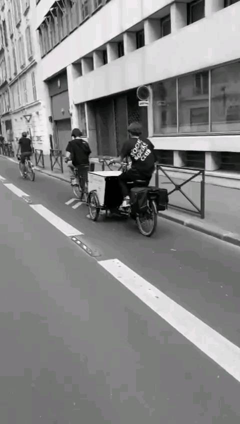 Nos jeunes bénévoles sont particulièrement actifs auprès des personnes sans abris.
Sana, Isabelle,Thomas, Pablo, Louis et Lucas vont à leur rencontre avec notre triporteur solidaire. Ils leur apportent des repas complets, des boissons, des produits d'hygiène, des vêtements et surtout le sourire🧡
Maintenons le lien avec ceux qui en ont le plus besoin🤝
#maraudes
#repassolidaires
#maraude
#levallois
#villedelevallois
#levalloisentraide