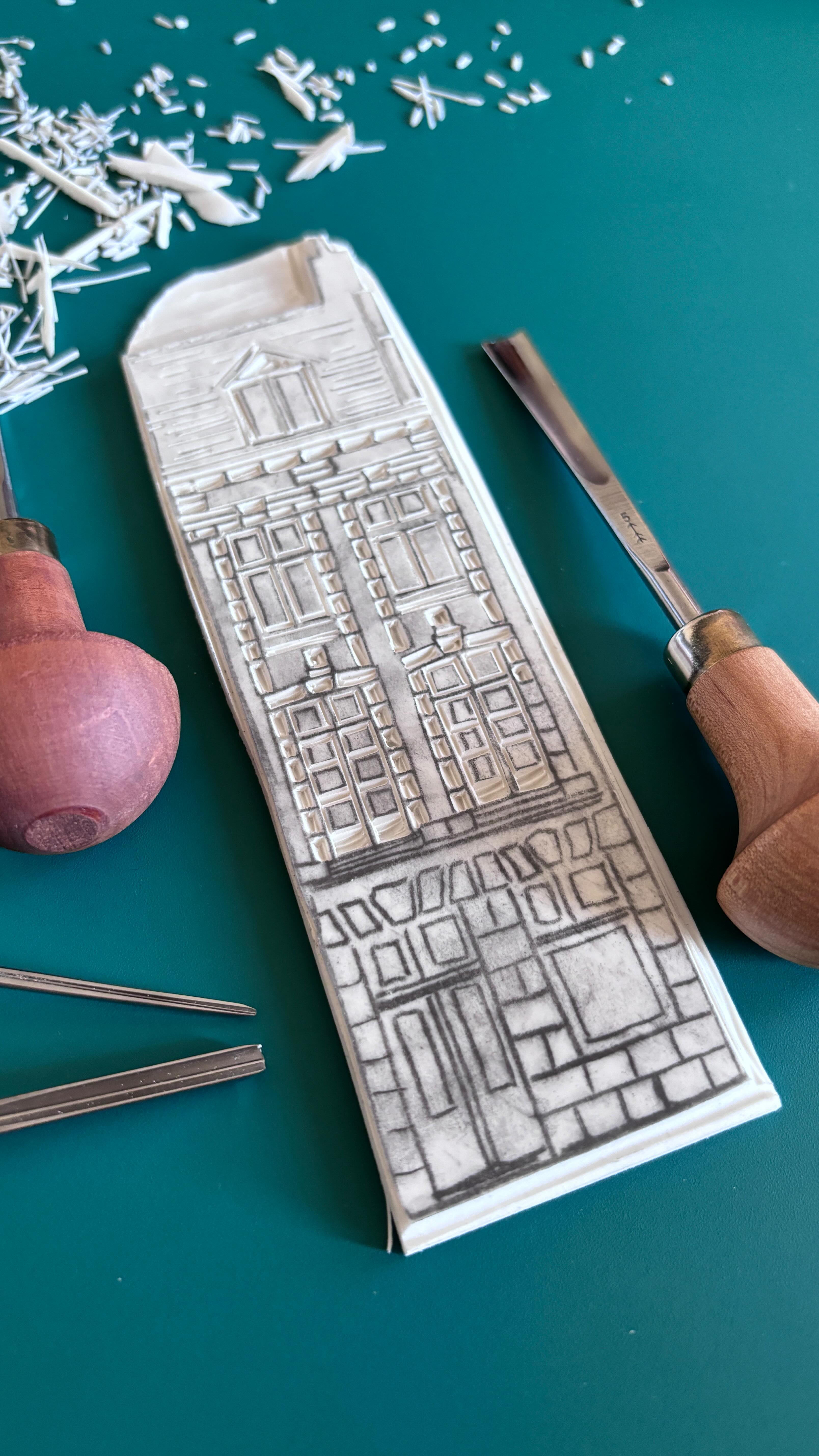 Nouvelle venue en cours !
😇 Moi, architecte ? Non 🙈
#linogravure #linocut #linocutprint #linocutting #linoprint #printmaking #printmaker #printmakersofinstagram #reliefprinting #reliefprint #linocutprocess #handmade #handmadewithlove #architecture #architecte #architect #maison #voyage #travel #amsterdam #copenhagen #crafts #linograbado #linoldruck #linoldruckmachtglücklich #linoleum