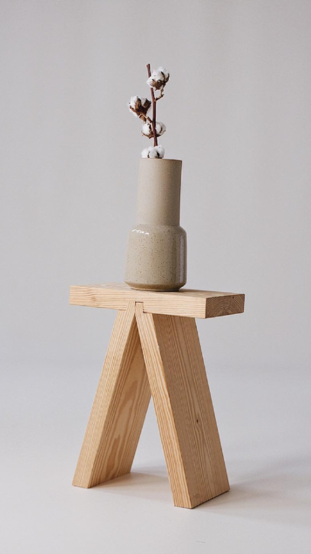 Geen enkel stukje hout gaat verloren, want van kostbare houtrestanten creëren wij deze leuke stoeltjes!
Bij massief schrijnwerkerij @peetersjef_houtenkolommen halen we zo het maximale uit ons hout.
Met respect voor de natuur en oog voor esthetiek herwerken we kostbare restanten massief hout tot unieke zitmeubeltjes.
Elk stuk is vervaardigd in ons atelier en op zo'n manier manueel samengesteld dat elk krukje zijn kleurenpalet krijgt.
Geschikt voor binnen en buiten.
Check ze allemaal in onze webshop www.peetersjef.be/krukje
#uniekeinterieurs #milieuvriendelijk #resthout #creativiteit #krukje #hergebruik #resthoutkrukjes #duurzaamdesign #solidwood #buildingwithwood #liefdevoorhout #houtmaatwerk #architectuur #opstapje #meubel #nachttafeltje #bijzettafeltje #bijzettafeltje #koopbelgisch #pakjestijd #uniek #eigenontwerp #kooplokaal #minimaldesign #houtschrijnwerk #massiefschrijnwerk #recycledwood #massiefhout #vakmanschap #duurzaamondernemen