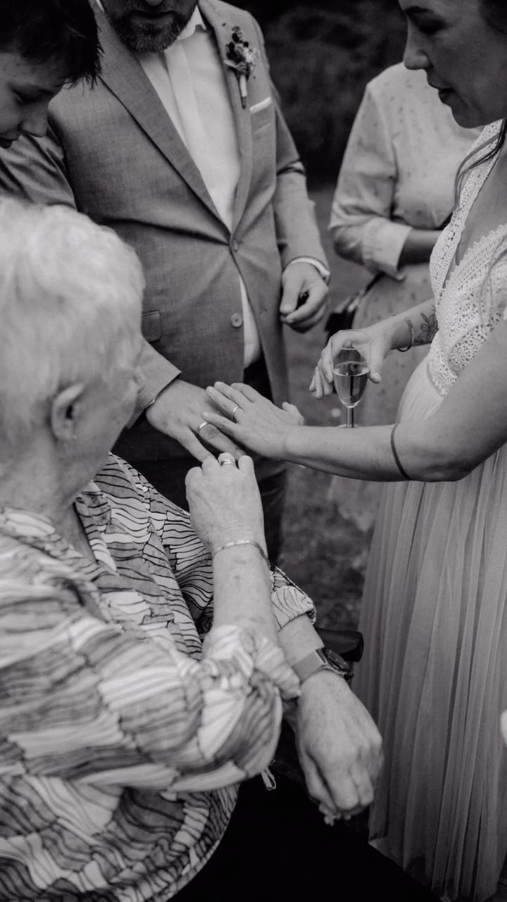 Diese zwei trage ich so fest in meinem Herzen! Als irgendwann der Anruf kam: „Malin, wir schmeißen alle Pläne über Bord!“, dachte ich nur: Ja, genau so! Ich liebe es, wenn Paare mutig sind und ihrem Herzen folgen.
Plötzlich hat sich das, was sie geplant hatten, nicht mehr richtig angefühlt. Sie merkten, dass sie sich im ganzen Trubel verlieren – und damit auch den Fokus auf das, worum es eigentlich geht: um sie und ihre Liebe. Also wurde alles über den Haufen geworfen, die Location storniert, und stattdessen eine kleine, intime Gartenparty geplant.
Und was soll ich sagen? Es war einfach so, so schön. Ihr Mut, alles neu zu denken, wurde am Ende so sehr belohnt. ✨
#fotograf #hochzeitsfotografie #hochzeitsfotografin #hochzeitsfotografiekiel #hochzeitsreportage #hochzeitsinspiration #heiratenindänemark #heirateninflensburg #heirateninschleswigholstein