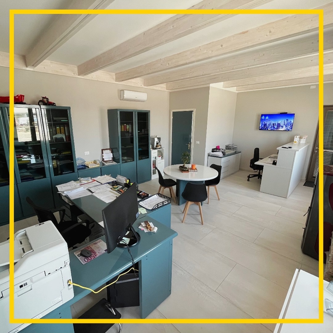 "I nostri uffici all'avanguardia garantiscono la massima trasparenza per voi, i nostri amati clienti! Qui, ogni dettaglio della produzione del nostro riso è curato con precisione. La nostra missione è rendere il vostro viaggio dal campo alla tavola impeccabile. 🏢🌾 #Trasparenza #RisoDiQualità #ProduzioneEfficiente #DalCampoAllaTavola #DallaTerraAllaPadella"