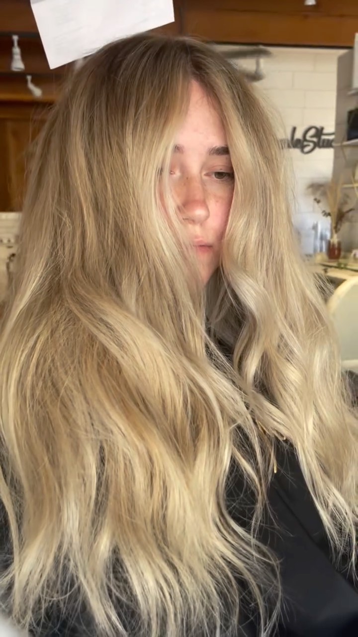 Long hair, blonde hair, what’s your dream hair?!
.
Can you believe that 50% of this video is clients with Hair extensions?!!
.
Possibilities are endless! Let’s make some magic happen here at @maplestudios.ca !
.
Book your free consultation online at www.maplestudios.biz!