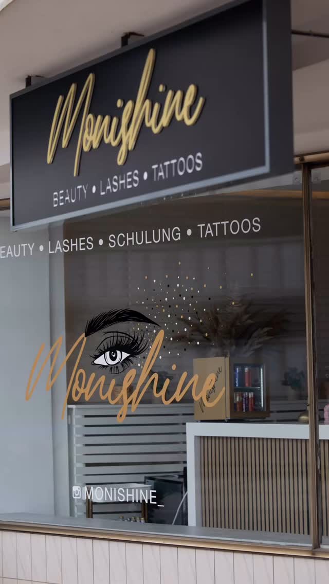 🎥✨ Tag & Nacht sichtbar – Branding, das bleibt!
Ob bei Sonnenschein oder unter Lichtern: Das Branding von „Monishine“ überzeugt rund um die Uhr mit eleganter Außenwerbung, leuchtenden 3D-Buchstaben und durchdachtem Design.
✅ Sichtbarkeit 24/7
✅ Starker erster Eindruck
✅ Werbetechnik mit Stil
Du willst deine Marke groß rausbringen? Wir machen’s möglich – melde dich bei uns! 💬🔧
#Werbetechnik #3DBuchstaben #Lichtwerbung #Schaufensterwerbung #Außenwerbung #BrandingMitEffekt #Monishine #SchilderProfi #Werbetechniker #TagUndNacht