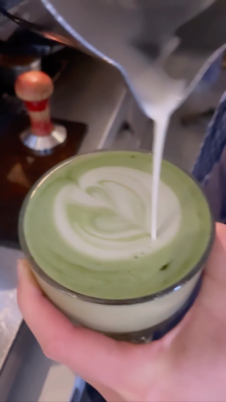 Not a coffee person but still want that caffeine boost? No problem, we got you covered! We think you and our Matcha latte will be the perfect match😉