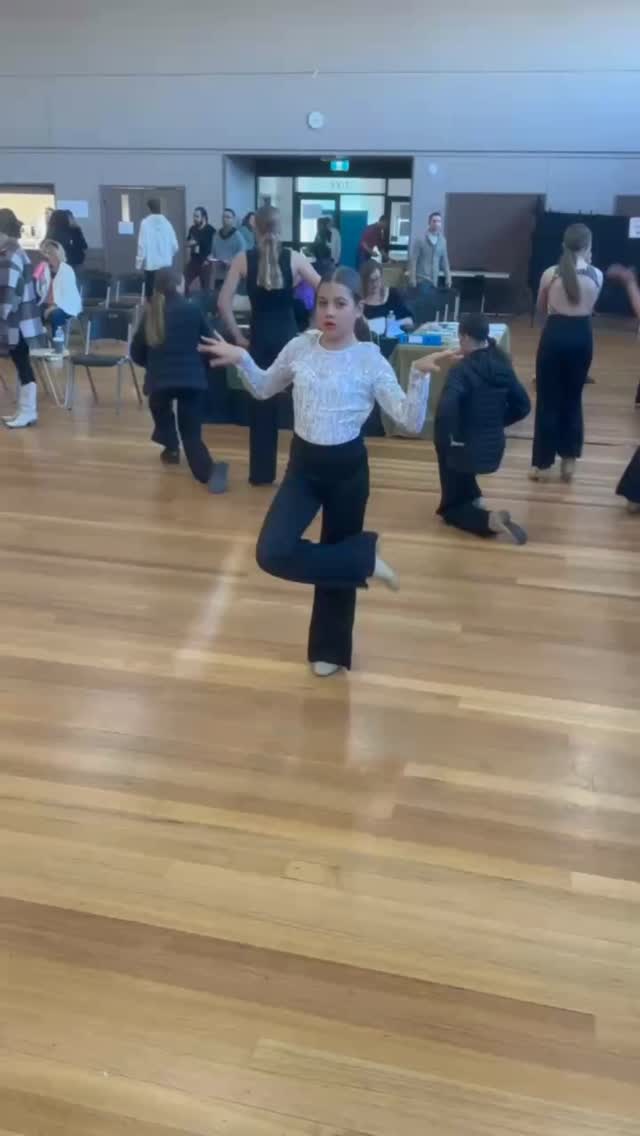 Warm up fun 😜🕺💃
Thank you too @chrissy_savblanc for your help and words of wisdom ❤️