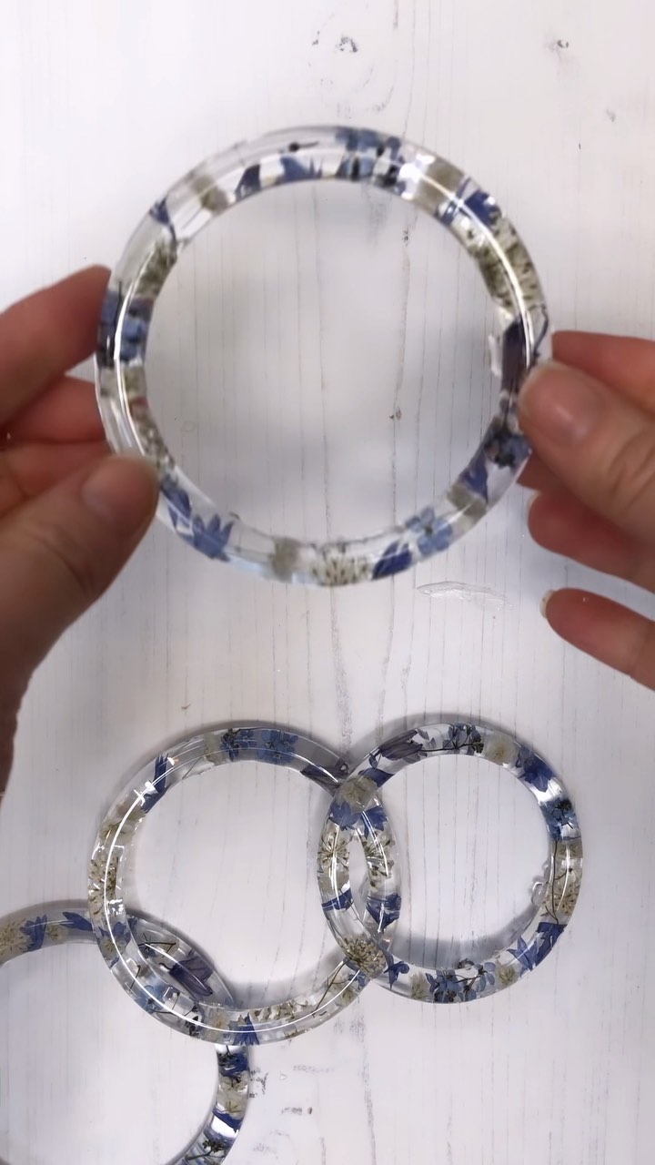 Demould these blue and white bangles with me! Featuring real bluebells, forget me nots, cornflowers, gypsophila and Ammi majus 👌💙
Just a bit of sanding and polishing to do and they’re good to go 🙂
Available now from www.silverandbirch.com x
#demoldingvideo #demoulding #blueandwhite #bangle #bangles #flowerbangle #realflowerjewelry #somethingblue #bluebells #forgetmenots