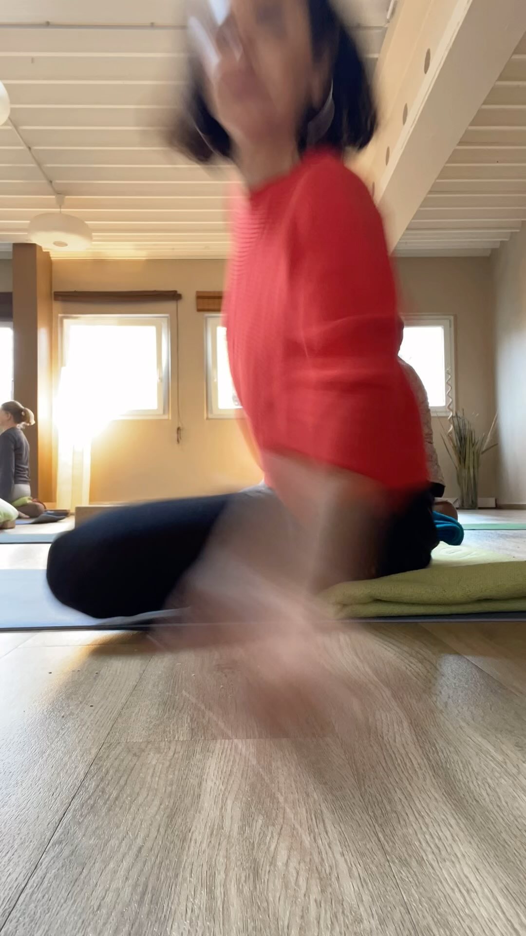 Heute habe ich bei einer Lehrerin von uns in der Stunde mitgemacht. @feliciamamo Felicia hat uns wunderbar vorbereitet für den Paradiesvogel. Dafür müssen natürlich die Schultern und die Hüften vorerst gut bearbeitet werden. Eine Balance Haltung die auch viel Kraft und Aufmerksamkeit braucht. Felicia wird das wahrscheinlich nächsten Donnerstag noch einmal mit euch praktizieren. Wir wünschen euch viel Spaß beim ausprobieren.🍀🙏💫