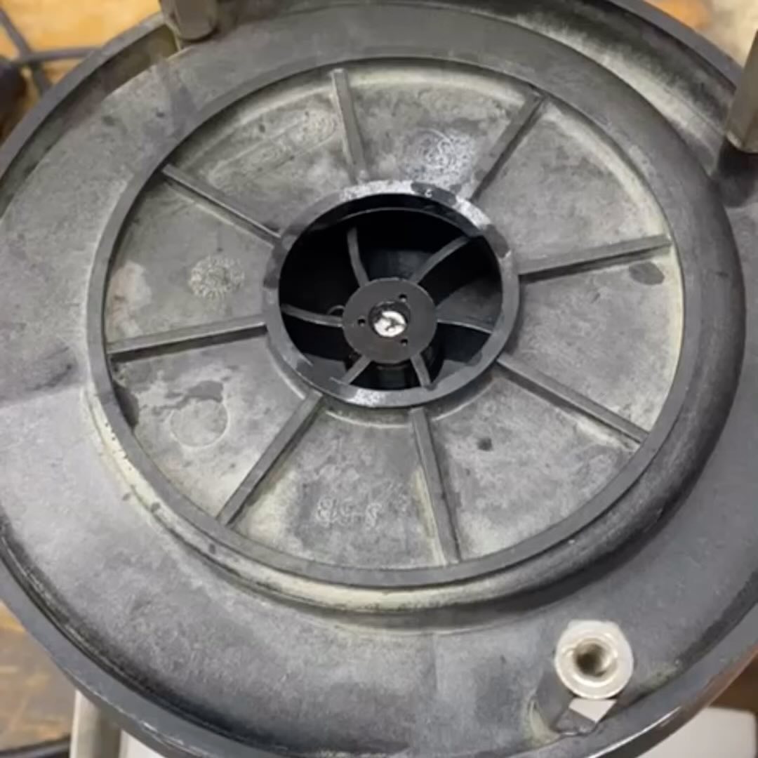 🚨 vogt tools im Einsatz: Schmutzwasserpumpe der Feuerwehr pumpt wieder richtig 🆎 !
Die Einsatzbereitschaft der Feuerwehr hängt von der Zuverlässigkeit ihrer Ausrüstung ab. Als eine ihrer Schmutzwasserpumpen anfing, ungewöhnliche Geräusche zu machen und die Leistung nachliess, waren wir sofort zur Stelle. Der Grund für das Problem? Ein Gemisch aus Seilen, Plastik und anderen Fremdkörpern im Spiralgehäuse.
Dank schneller und präziser Arbeit konnte die Pumpe umgehend repariert und vollständig wiederhergestellt werden. Die Feuerwehr kann sich auf vogt tools verlassen, um in kritischen Momenten Leistung zu bringen.
PS: Die Pumpe wurde gleich auch noch einer Grundreinigung unterzogen und ein neuer Flutset-Kleber wurde auch noch angebracht 😁
#VogtTools #Feuerwehr #Schmutzwasserpumpe #Notfallausrüstung #TechnischeHilfe #ProfessionelleInstandsetzung #Kundenzufriedenheit #Zuverlässigkeit #Sicherheit #Einsatzbereit #Qualitätssicherung #TechnikDieSchützt